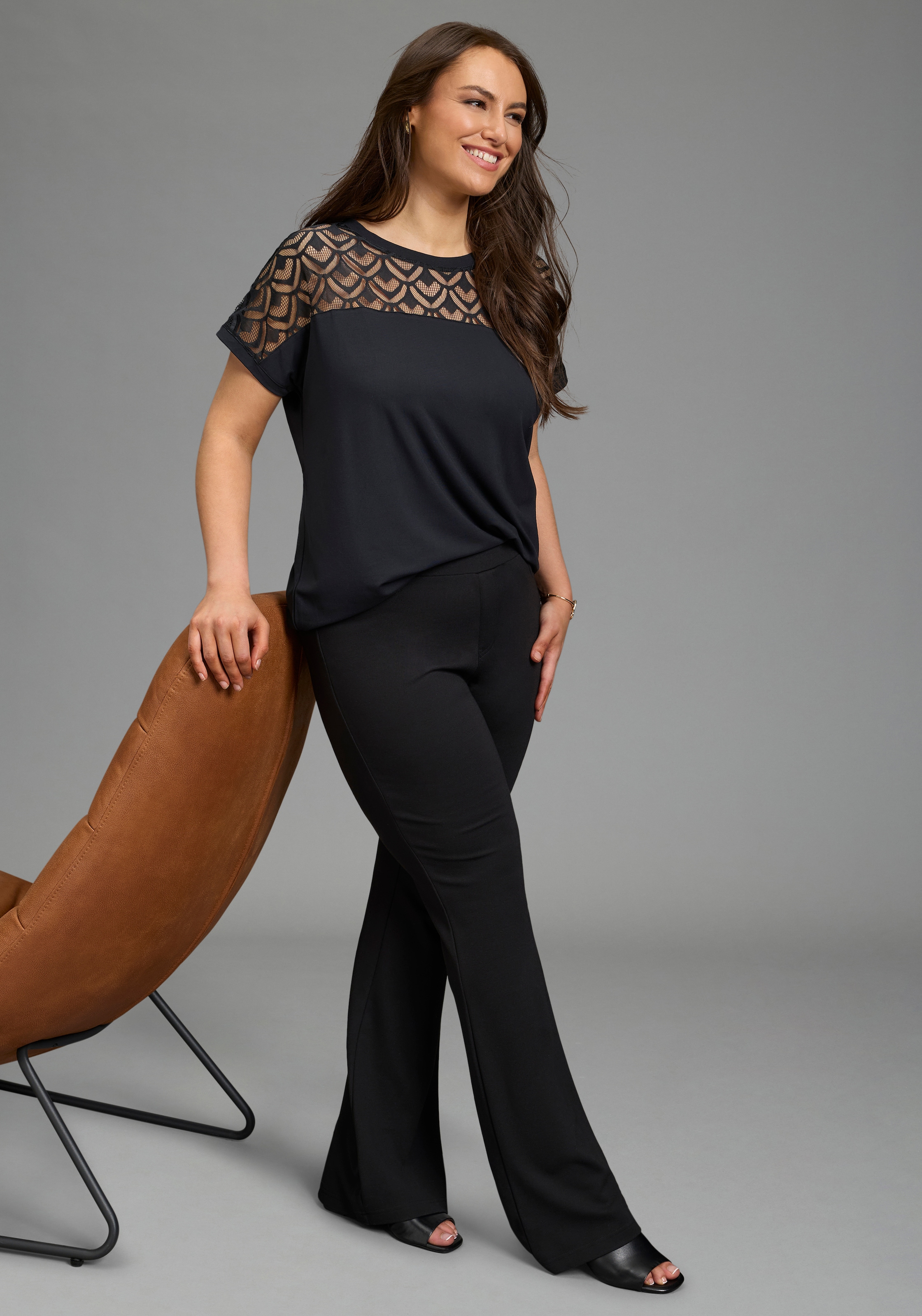 Laura Scott CURVE T-Shirt figurumspielende Passform, mit Rundhalsausschnitt und Spitzendetails