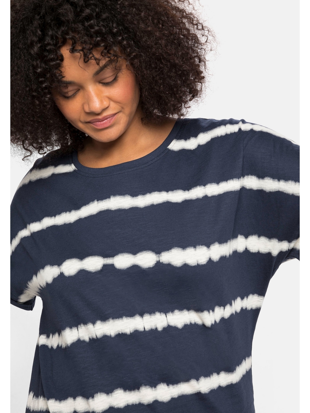 für | Schultern Sheego T-Shirt kaufen Größen«, überschnittene BAUR »Große im Batik-Look,