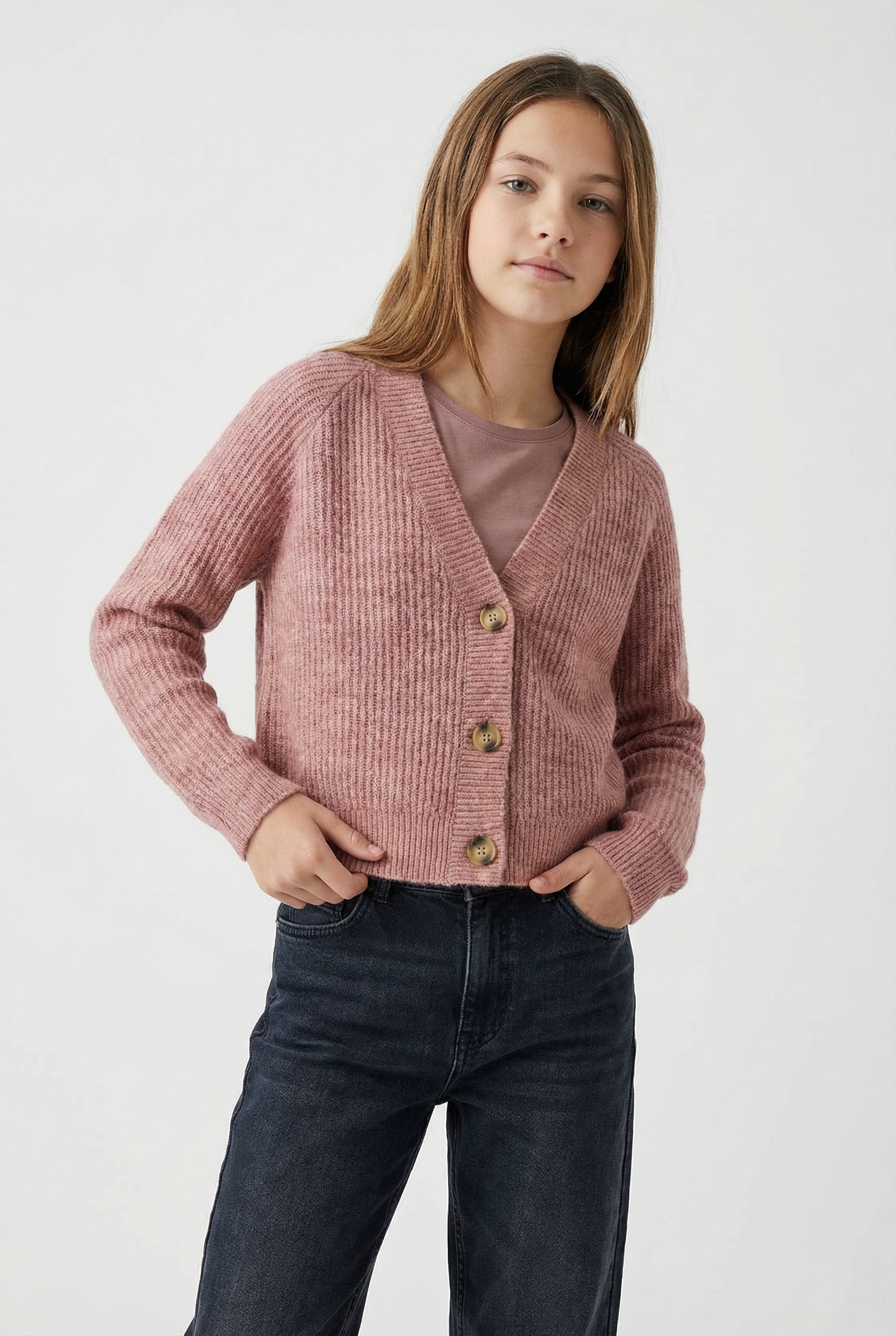 Name It Strickjacke "NKFHOLLY BOXY SHORT KNIT CARD NOOS" in modischer Boxy-Form, mit tiefem V-Ausschnitt, Rippstrick