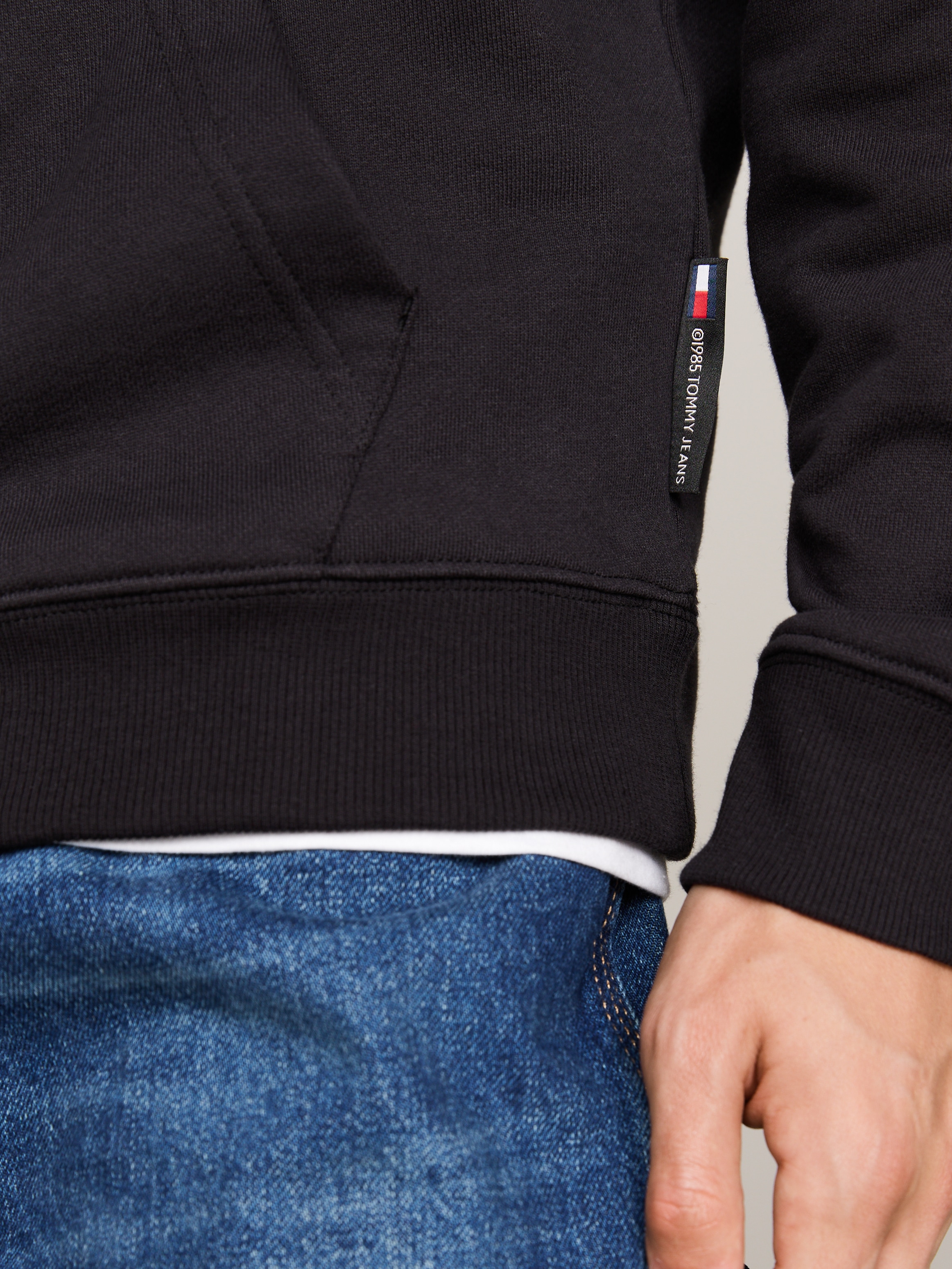 Tommy Jeans Hoodie »TJM REG SPRAY HOODIE«, Tommy Jeans-Graffiti-Signatur-Logo auf Brust