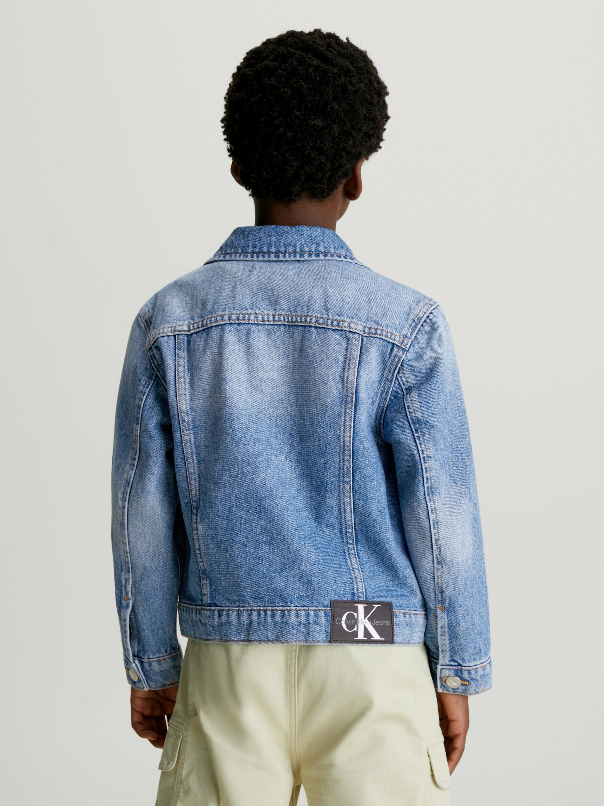 Calvin Klein Jeans Jeansjacke »ICONIC MID BLUE DENIM TRUCKER«, Kinder bis 16 Jahre