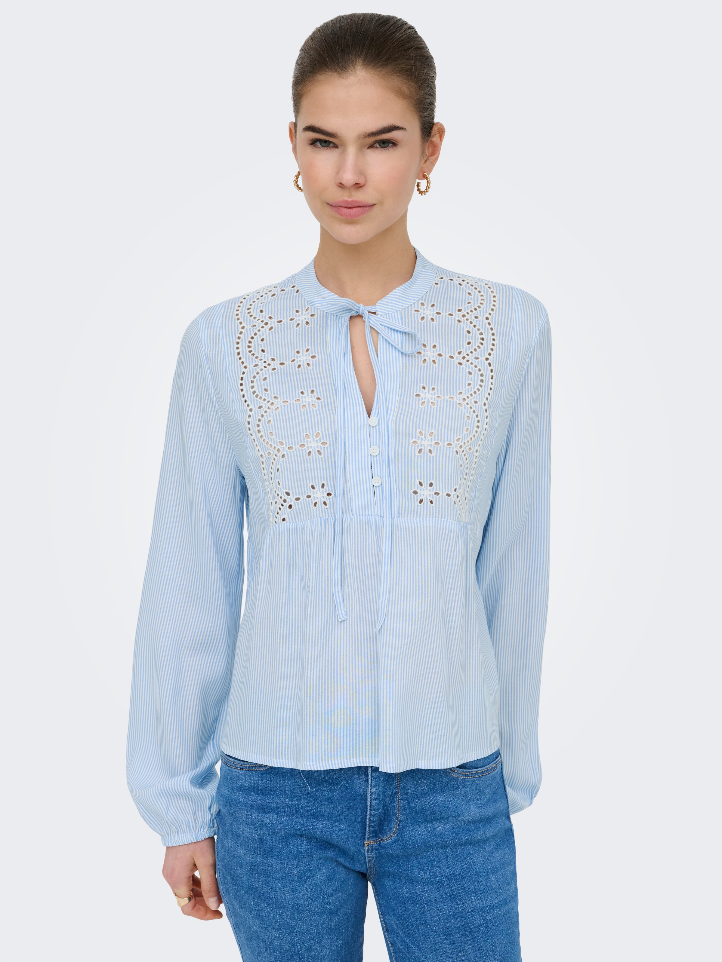 ONLY Langarmbluse »ONLLENNYO LS EMBROID V-NECK TOP NOOS WVN«