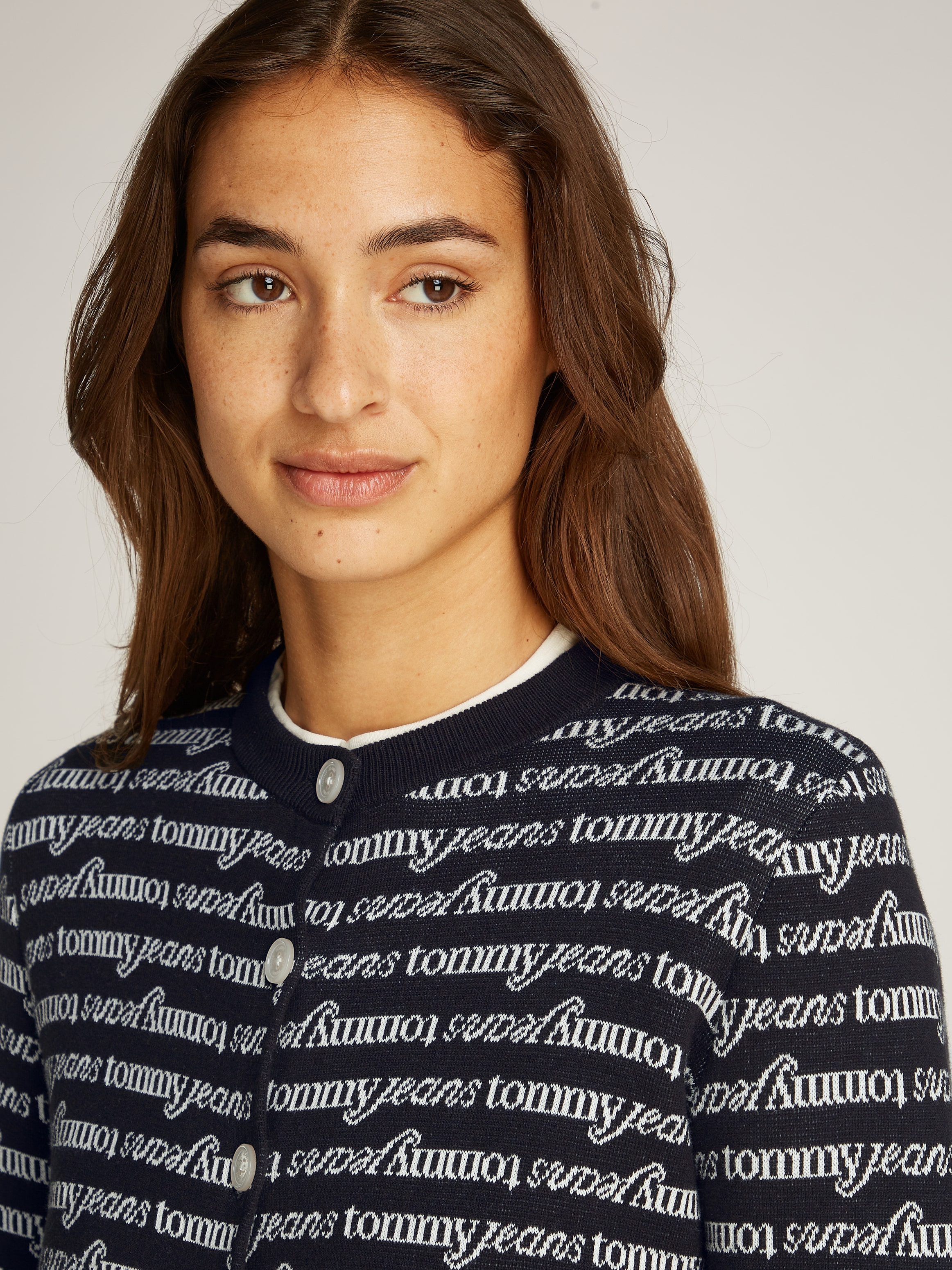 Tommy Jeans Strickjacke »TJW CRP SCRIPT AOP CARDIGAN«, mit Allover-Label-Muster