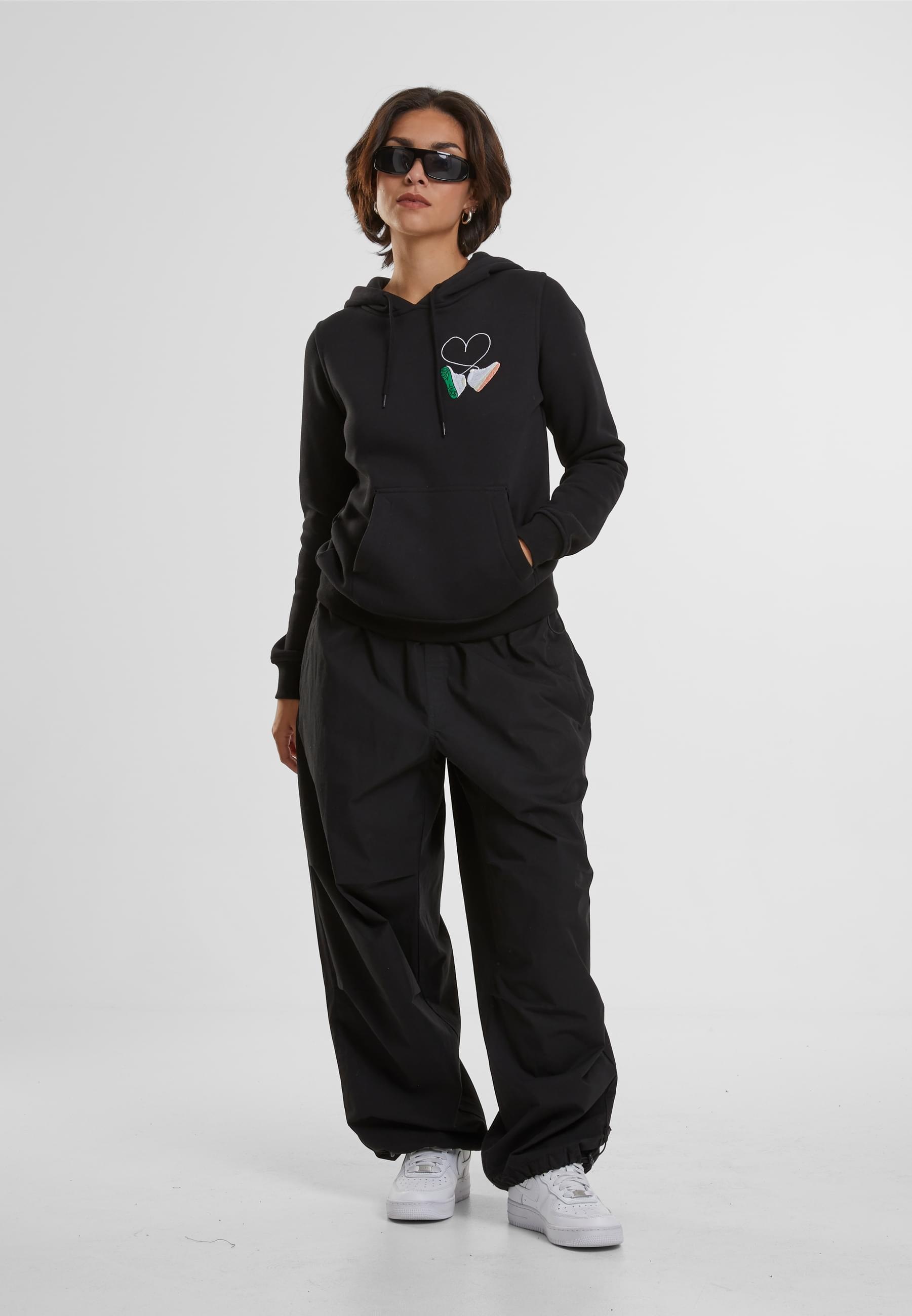 MisterTee Kapuzenpullover »MisterTee Ladies Kicks Love EMB Hoody«, (1 tlg.)