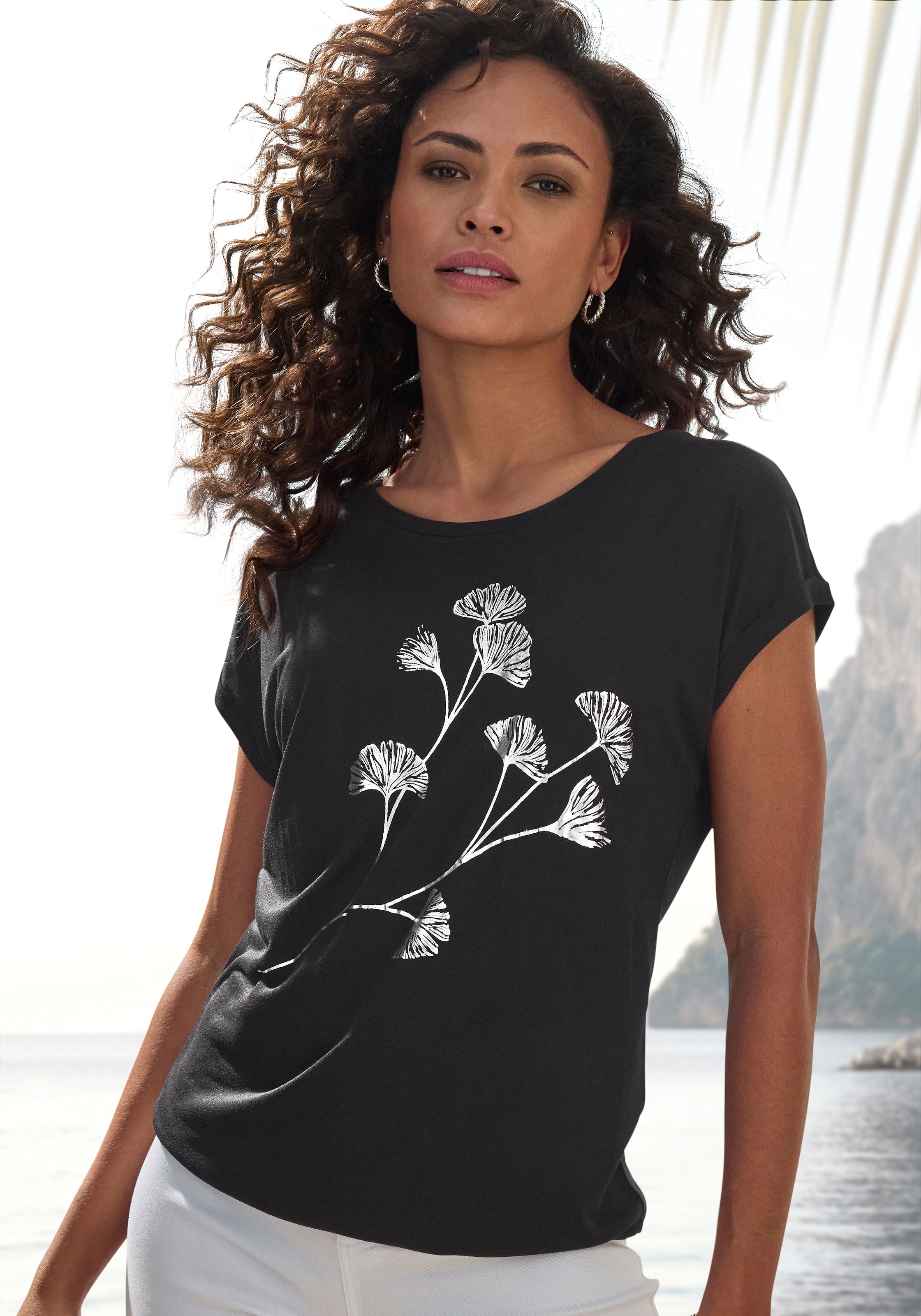 LASCANA Kurzarmshirt "mit schimmerndem Blumenprint" Sommershirt aus luftiger Viskose-Qualität