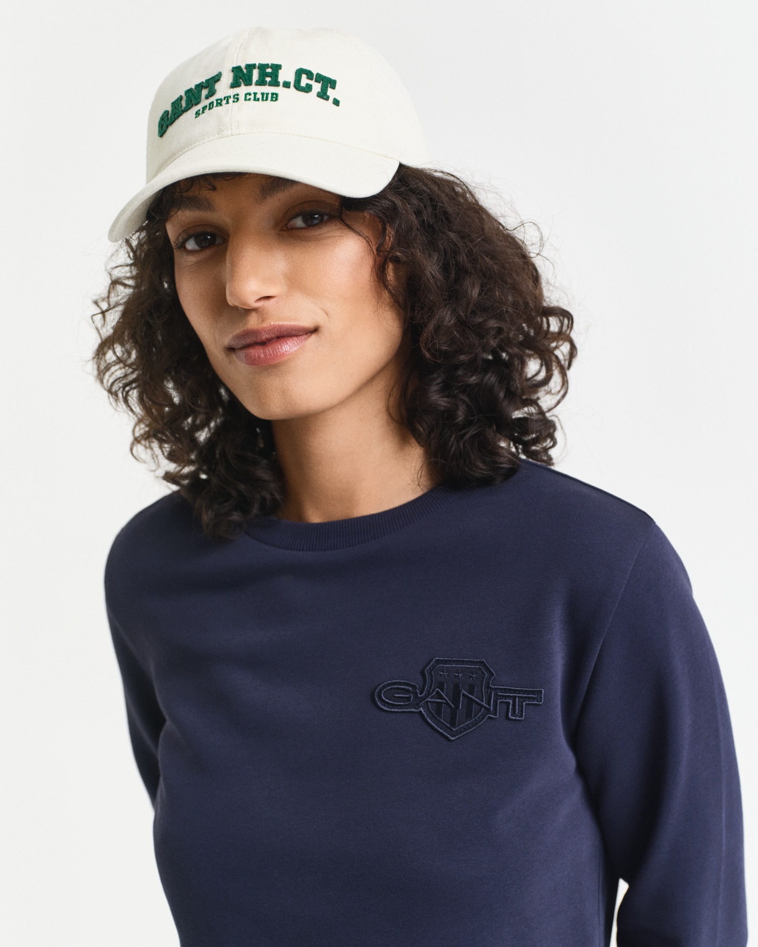 Thumbnail - Gant Sweatshirt "REG TONAL SHIELD C-NECK SWEAT" Ton in Ton Stickerei, Rundhals
