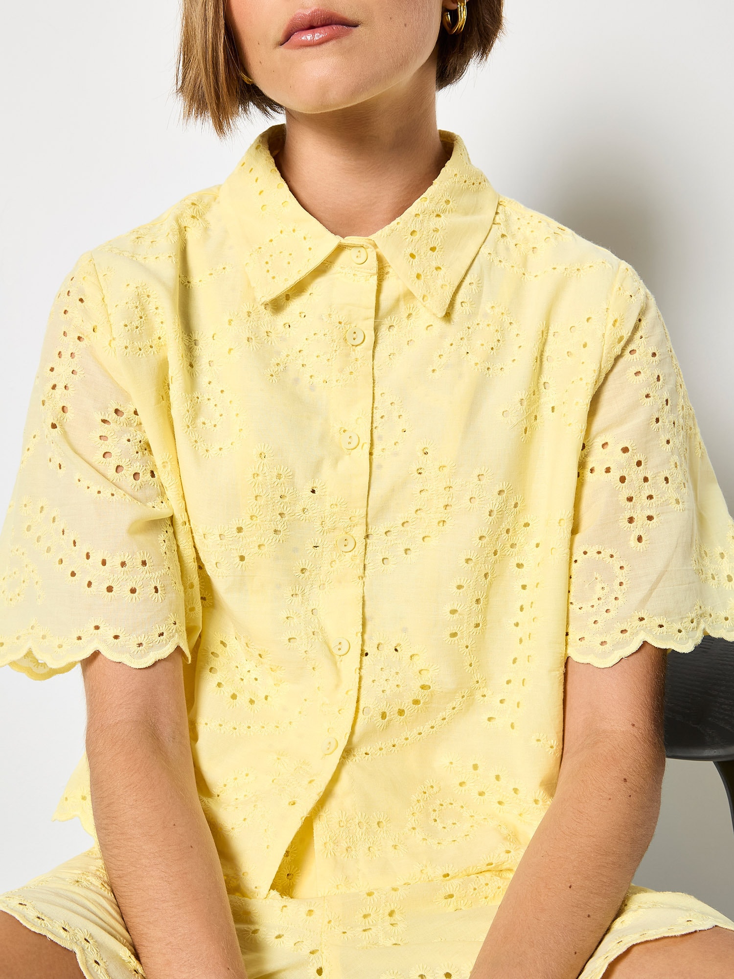 Apricot Klassische Bluse »Kurzes Bluse« mit Wellenkante und Broderie-Verzierung