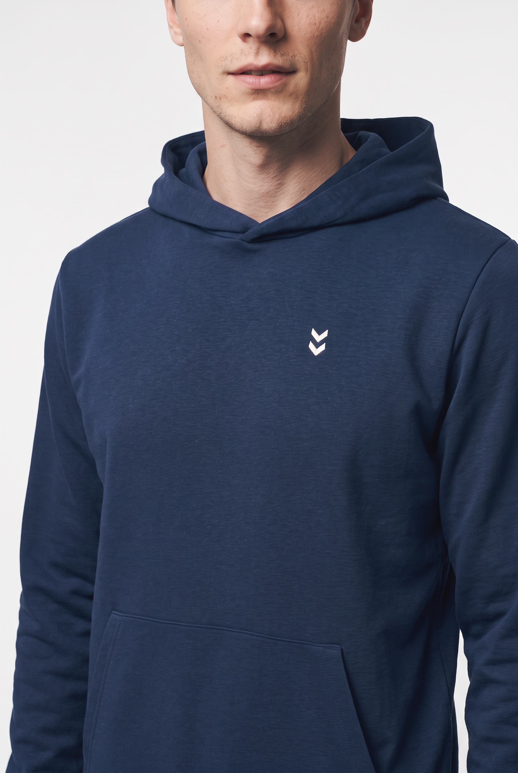 hummel Kapuzensweatshirt »HMLPULSE SWEAT HOODIE«, mit gesticktem Chevron-Logo, aus weichem Sweatstoff
