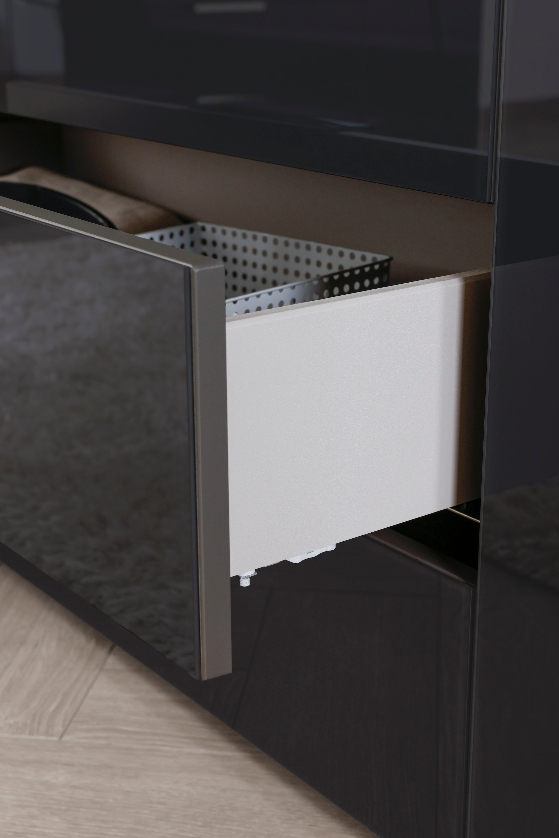 rauch Schubkastenkommode »Kommode Türkommode Sideboard Kombikommode FLIPP mit Glasfront« Breite 120 cm mit 2 Einlegeböden,  1-türig, 5 Schubladen, Soft-Close-Funktion, Oberboden und Front Glas