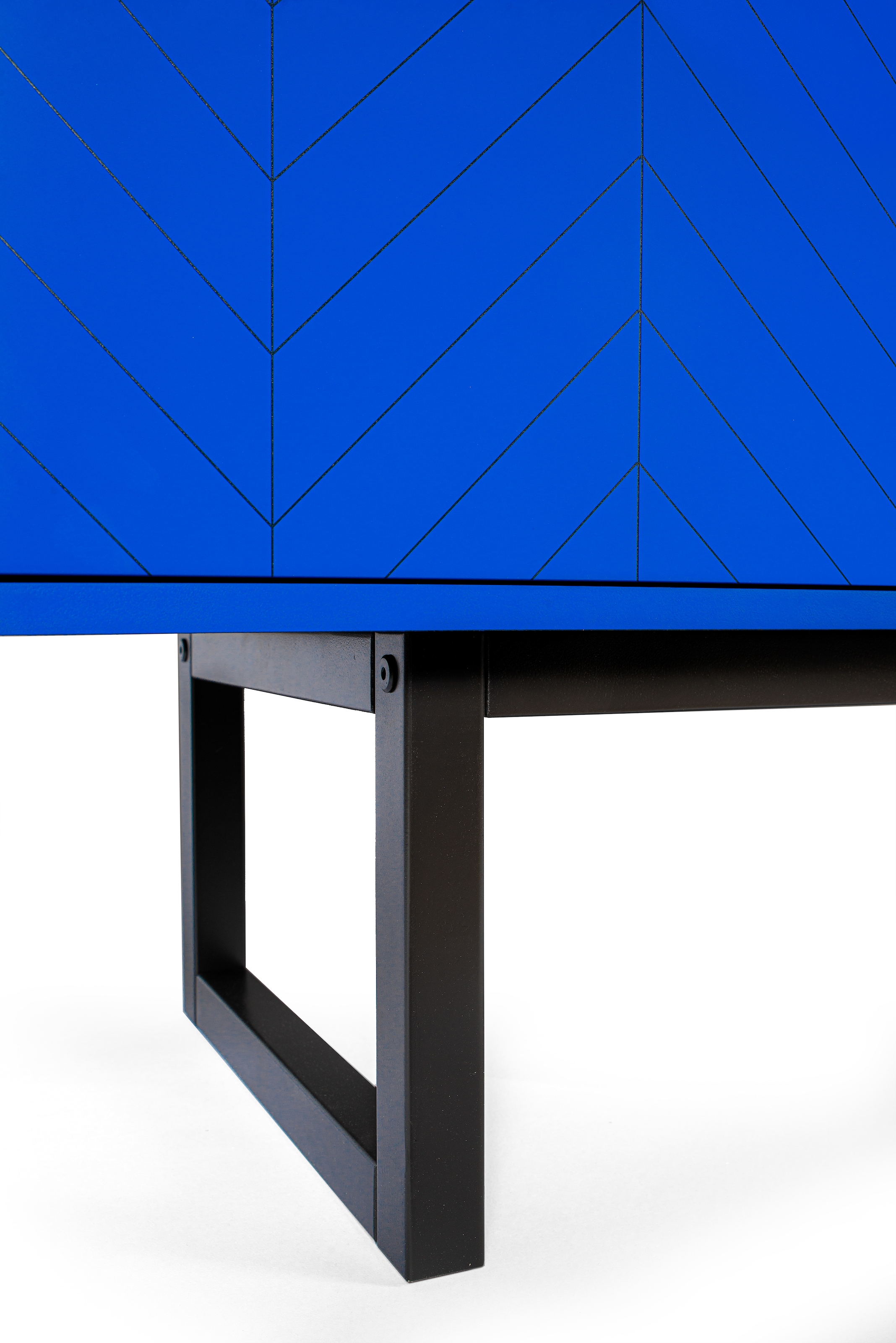 Woodman Kommode, mit besonderem Print, mit push-to-open Funktion