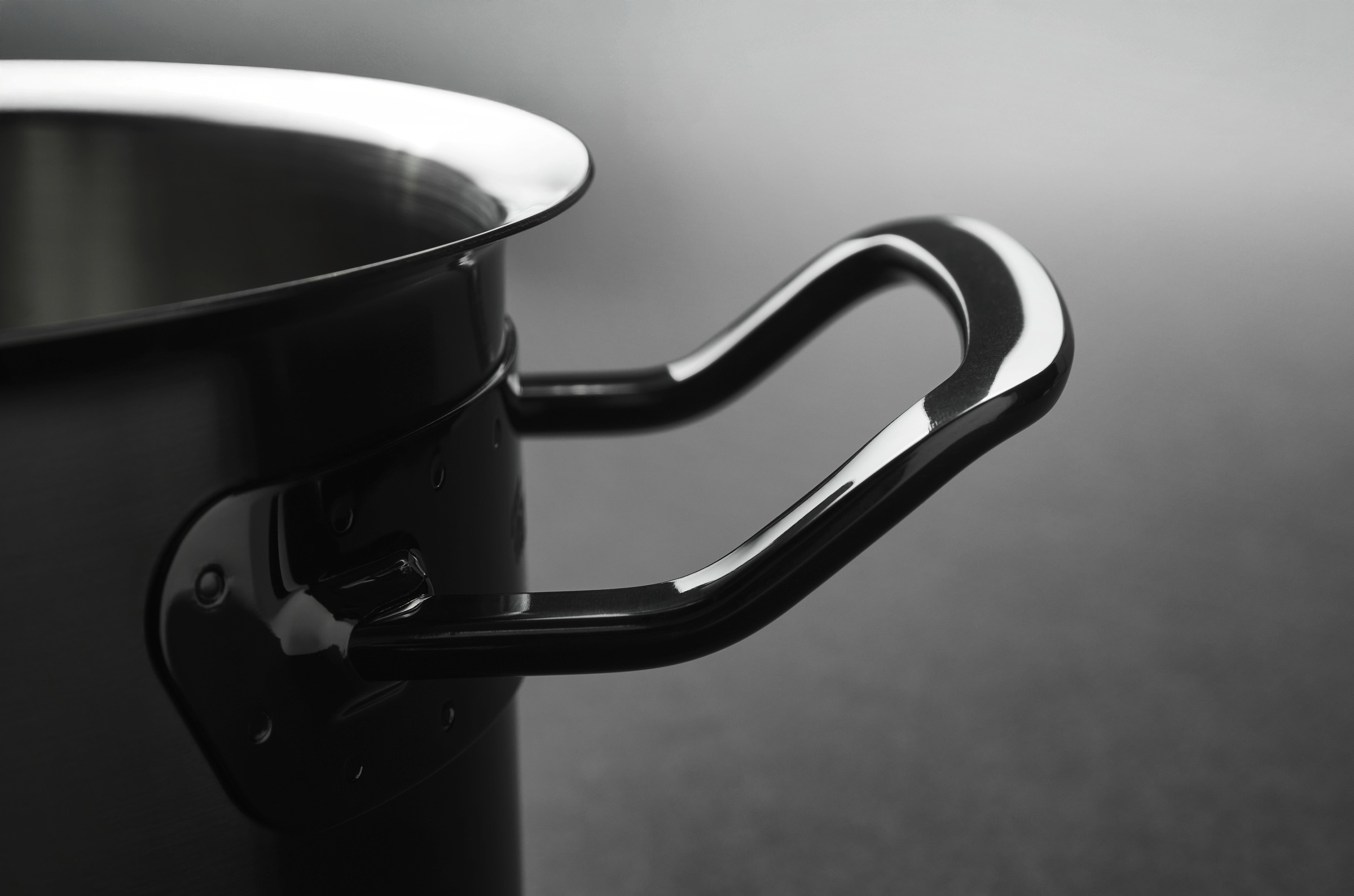 Fissler Topf-Set »Original-Profi Collection ShadowLine«, Edelstahl 18/10, (Set, 8 tlg., 3 Kochtöpfe mit Metalldeckel, 1 Servierpfanne, 1 Stielkasserolle), Auf 1.800 Stück limitiert, Echtheitszertifikat, Made in Germany