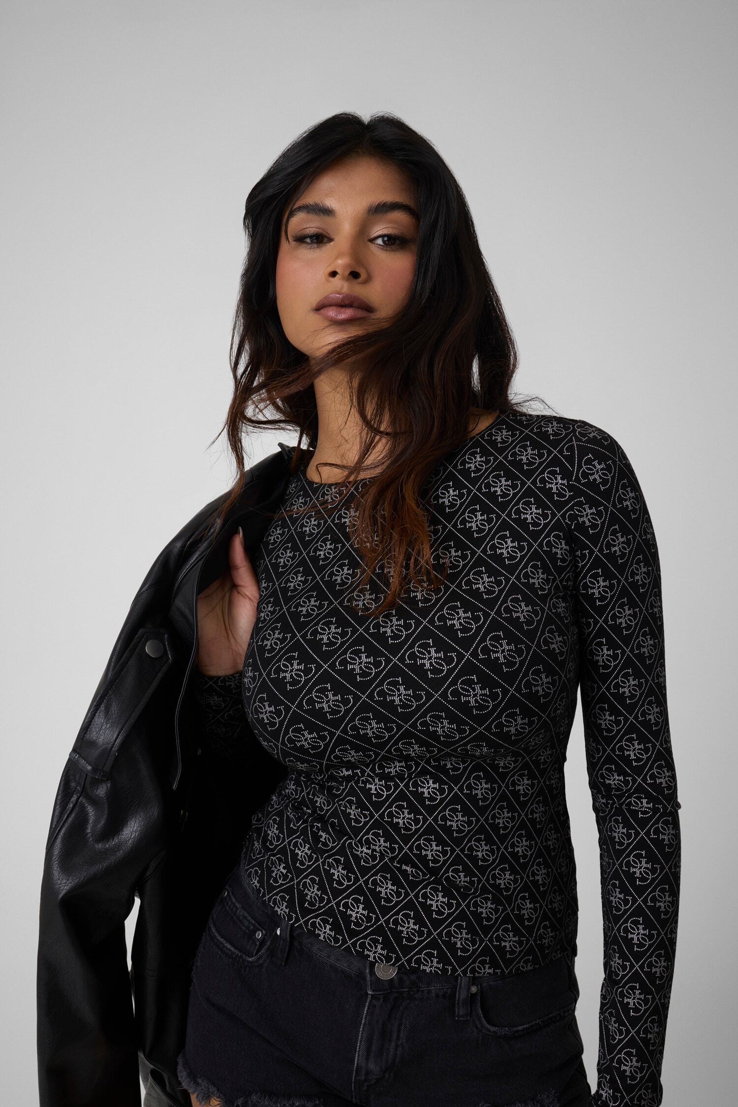 Guess Langarmshirt "LS BOAT NK TEODORA 4G ALLOVER" in weicher Viskosequalität mit Stretch-Anteil