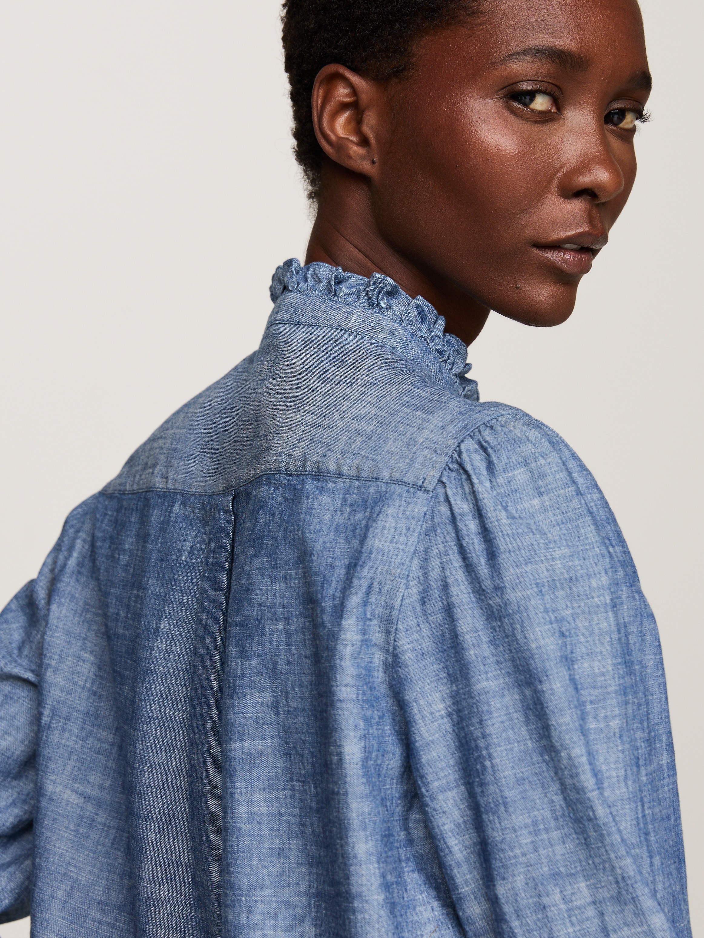 Tommy Hilfiger Shirtbluse »CHAMBRAY RUFFLE RELAXED SHIRT«, mit Rüsche, Cahmbray Qualität