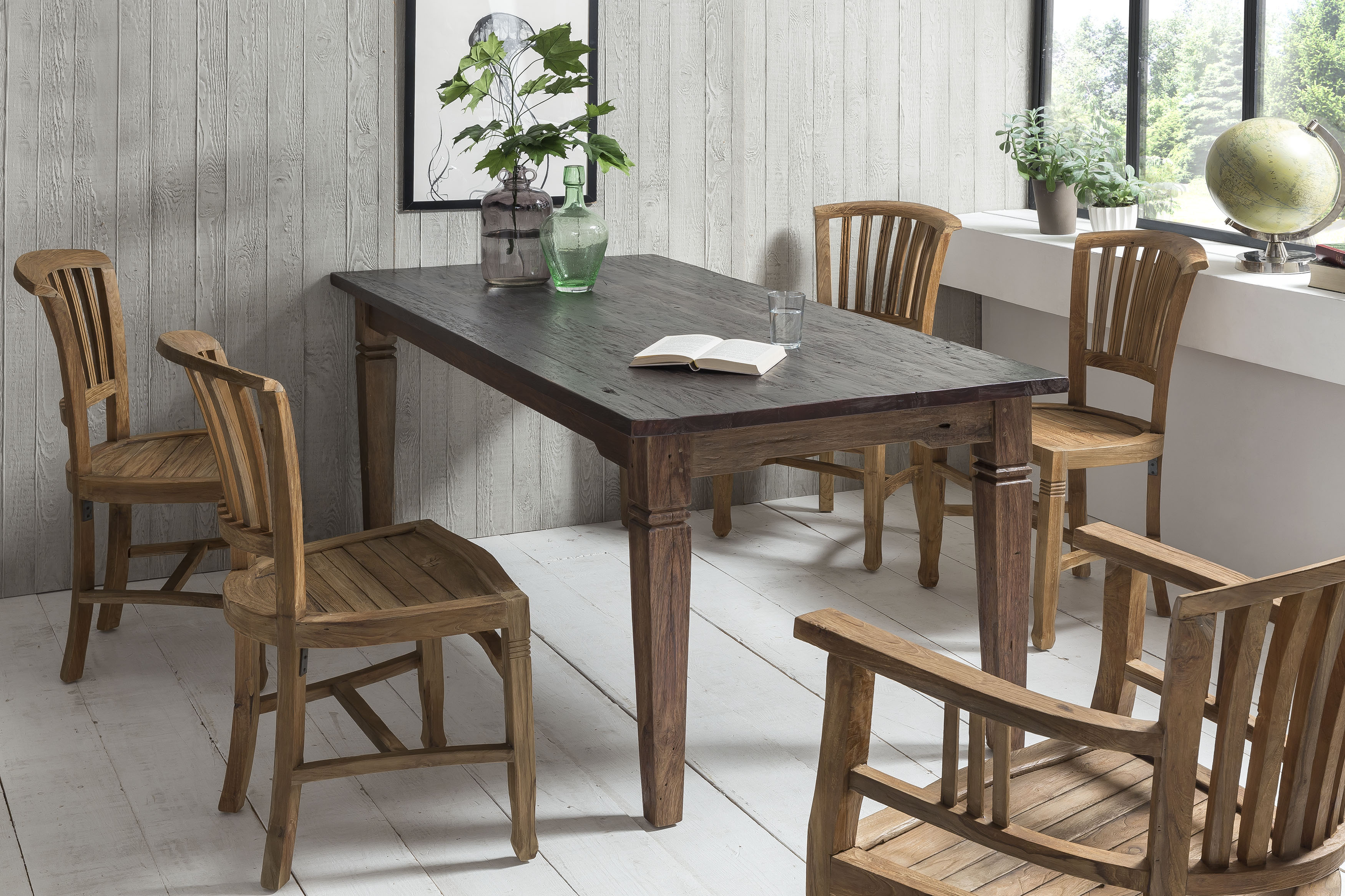SIT Stuhl "Cottbus aus recyceltem Teakholz – Massivholz – Brettsitz" () Massiver Brettsitz aus recyceltem Teakholz mit zeitlosem Design
