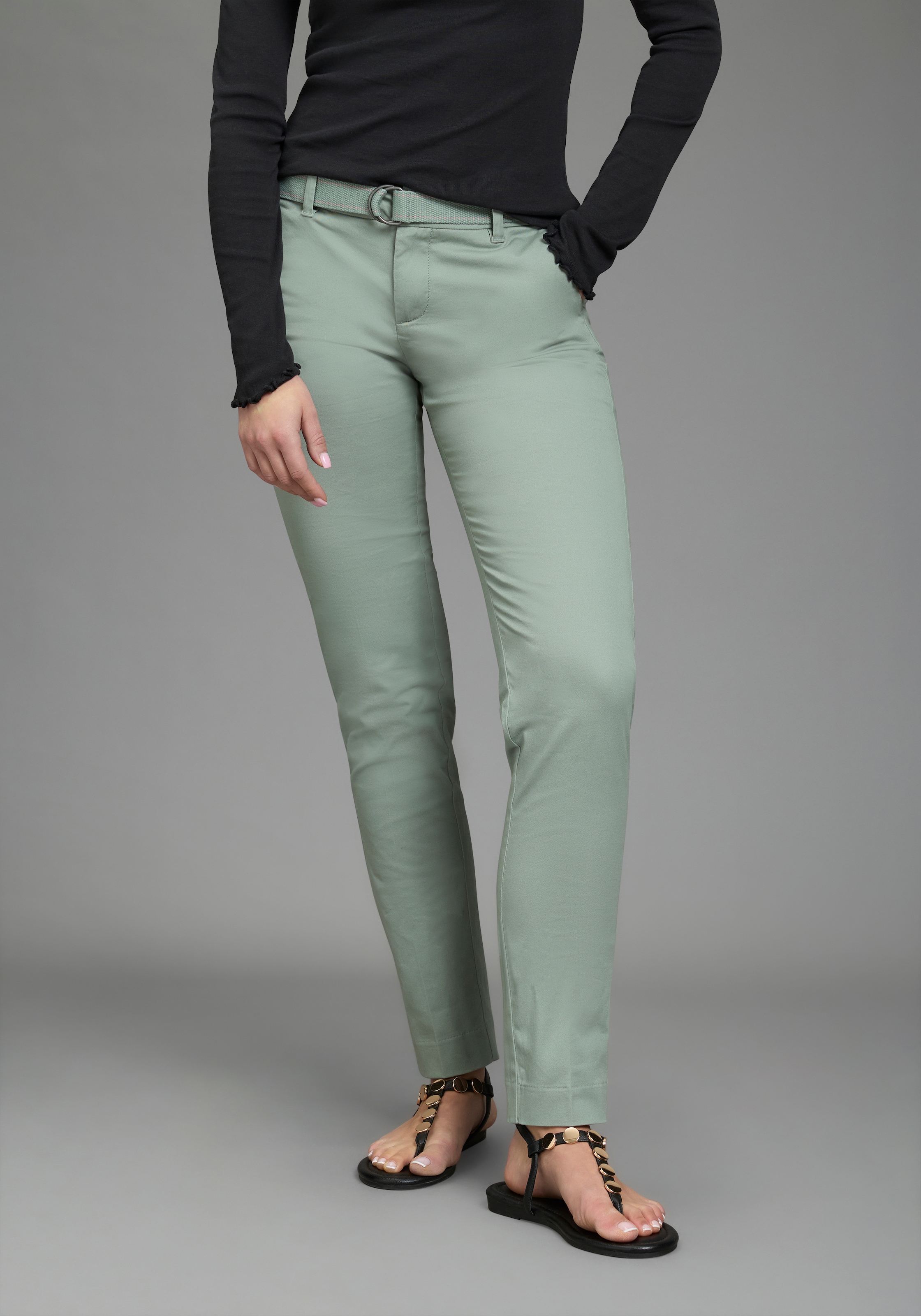 AJC Chinohose in lässiger Form mit konstrastfarbendem Gürtel günstig online kaufen