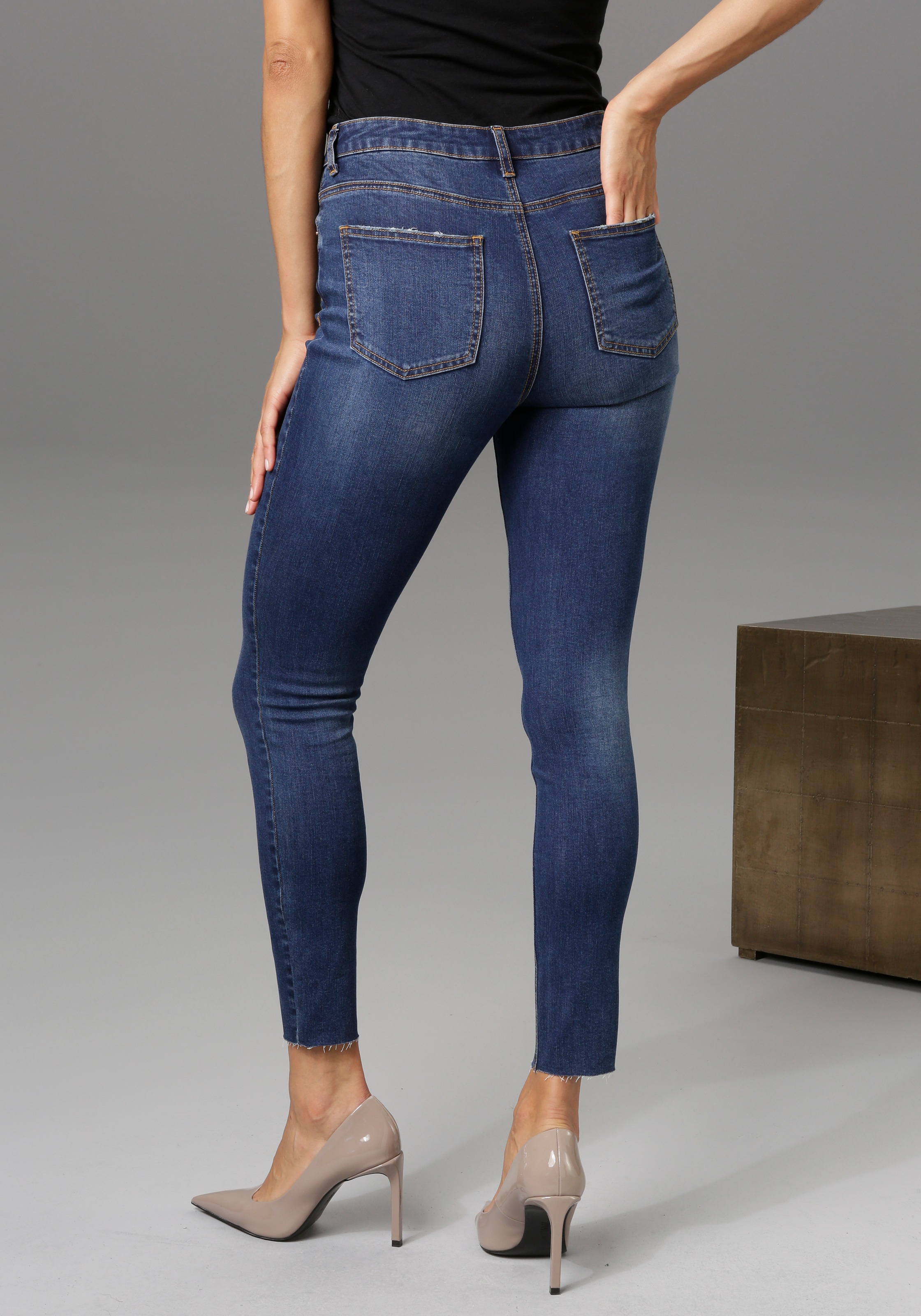 regular - mit Aniston Beinabschluss bestellen | BAUR CASUAL waist ausgefransten online Skinny-fit-Jeans,