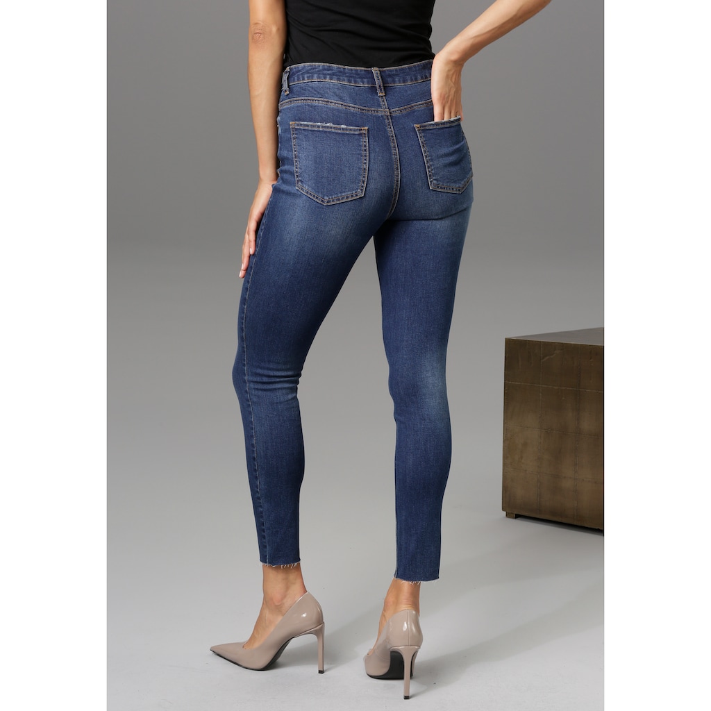 Aniston CASUAL Skinny-fit-Jeans, regular waist - mit ausgefransten Beinabschluss