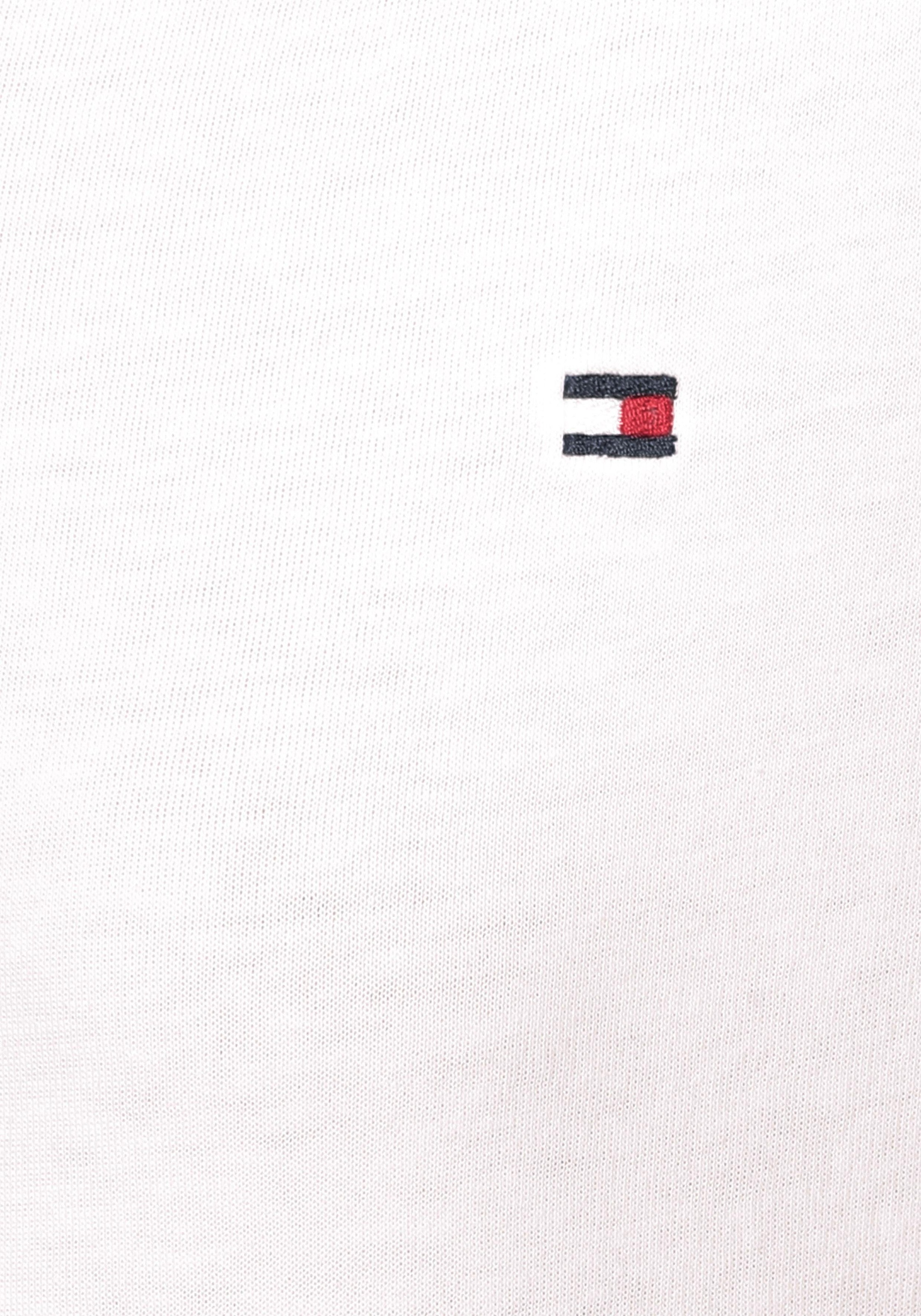Tommy Hilfiger T-Shirt »HERITAGE V-NK TEE«, mit Tommy Hilfiger Logo-Flag auf der Brust
