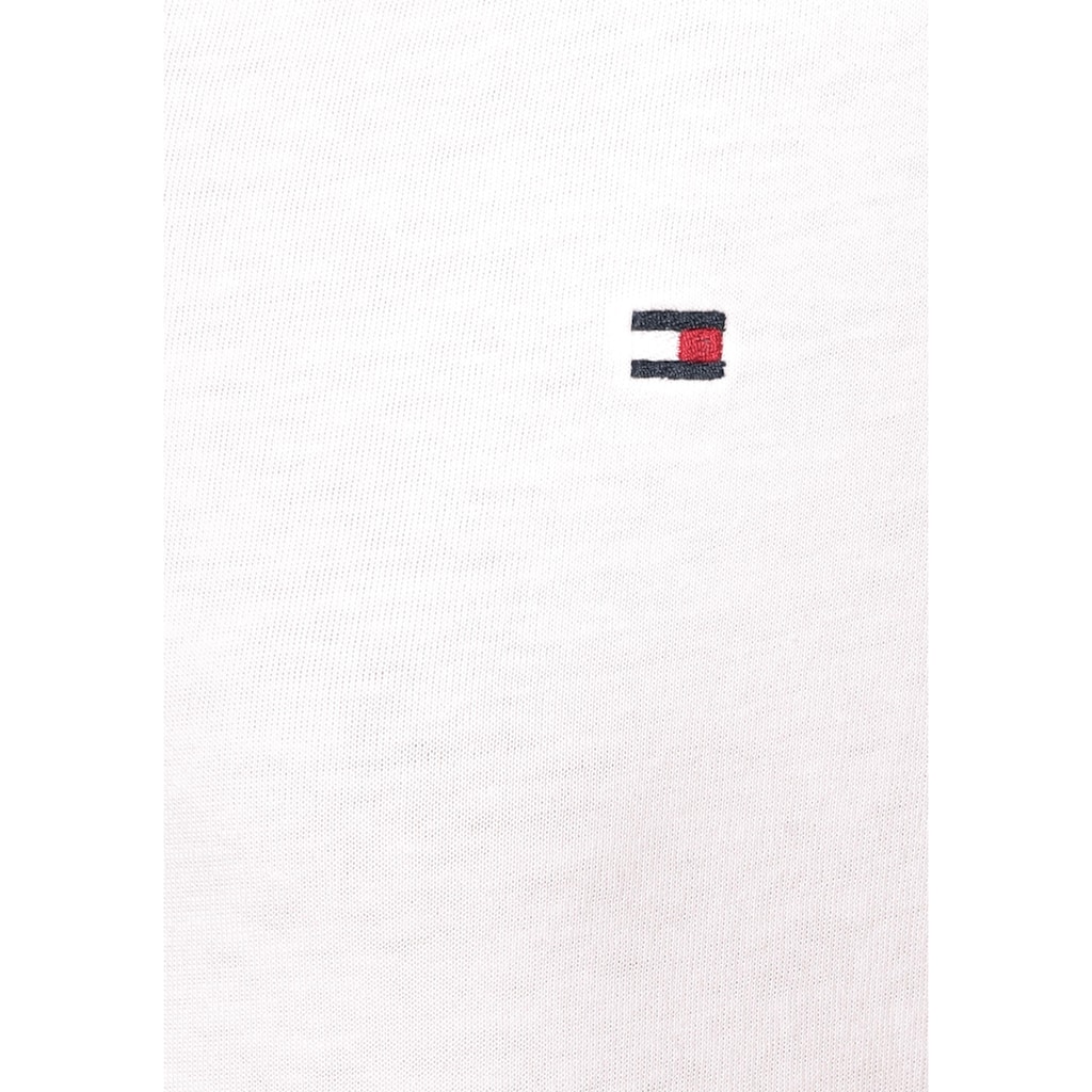 Tommy Hilfiger T-Shirt »HERITAGE V-NK TEE«, mit Tommy Hilfiger Logo-Flag auf der Brust