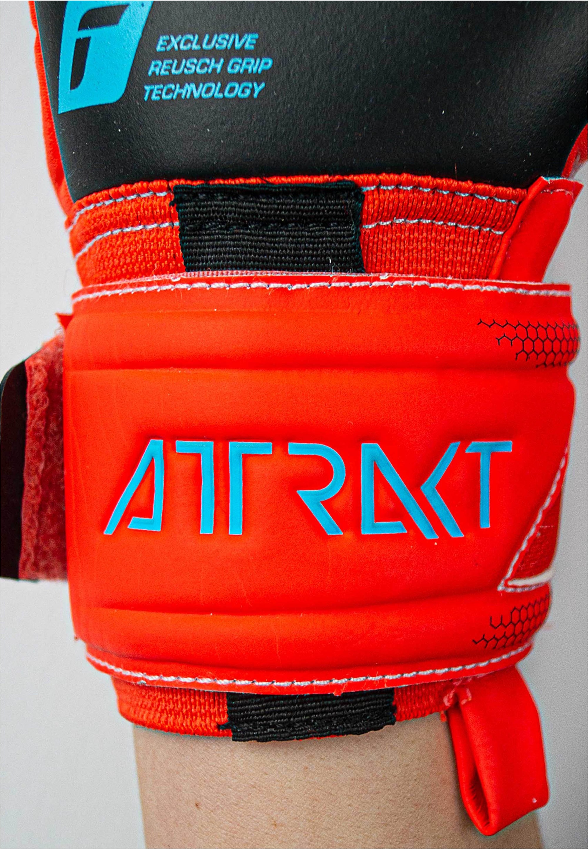 Reusch Torwarthandschuhe »Attrakt Gold X«, mit hervorragendem Grip