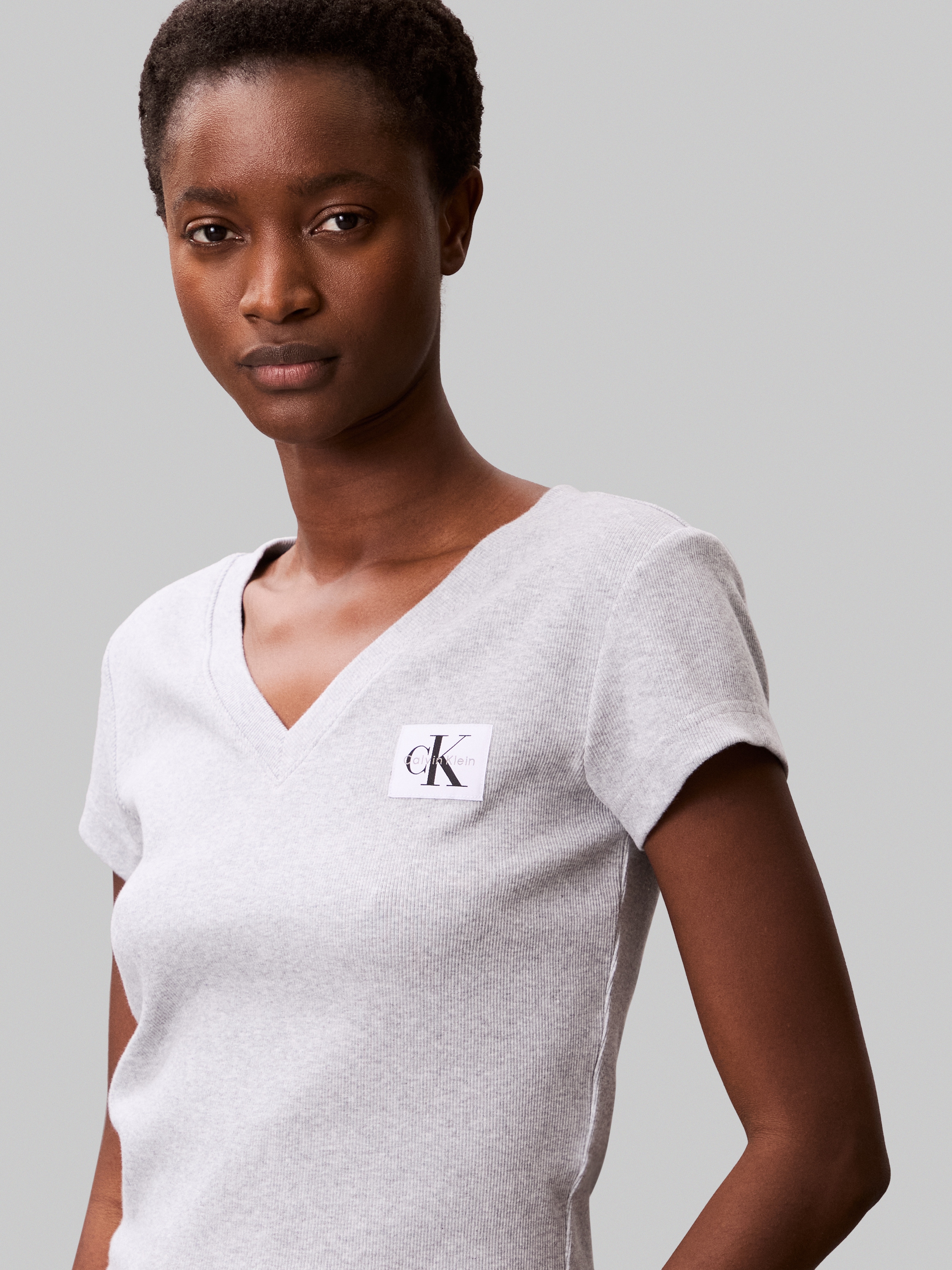 Calvin Klein Jeans T-Shirt »A- SS WOVEN LABEL RIB VNECK TEE«, mit gewebtem Label