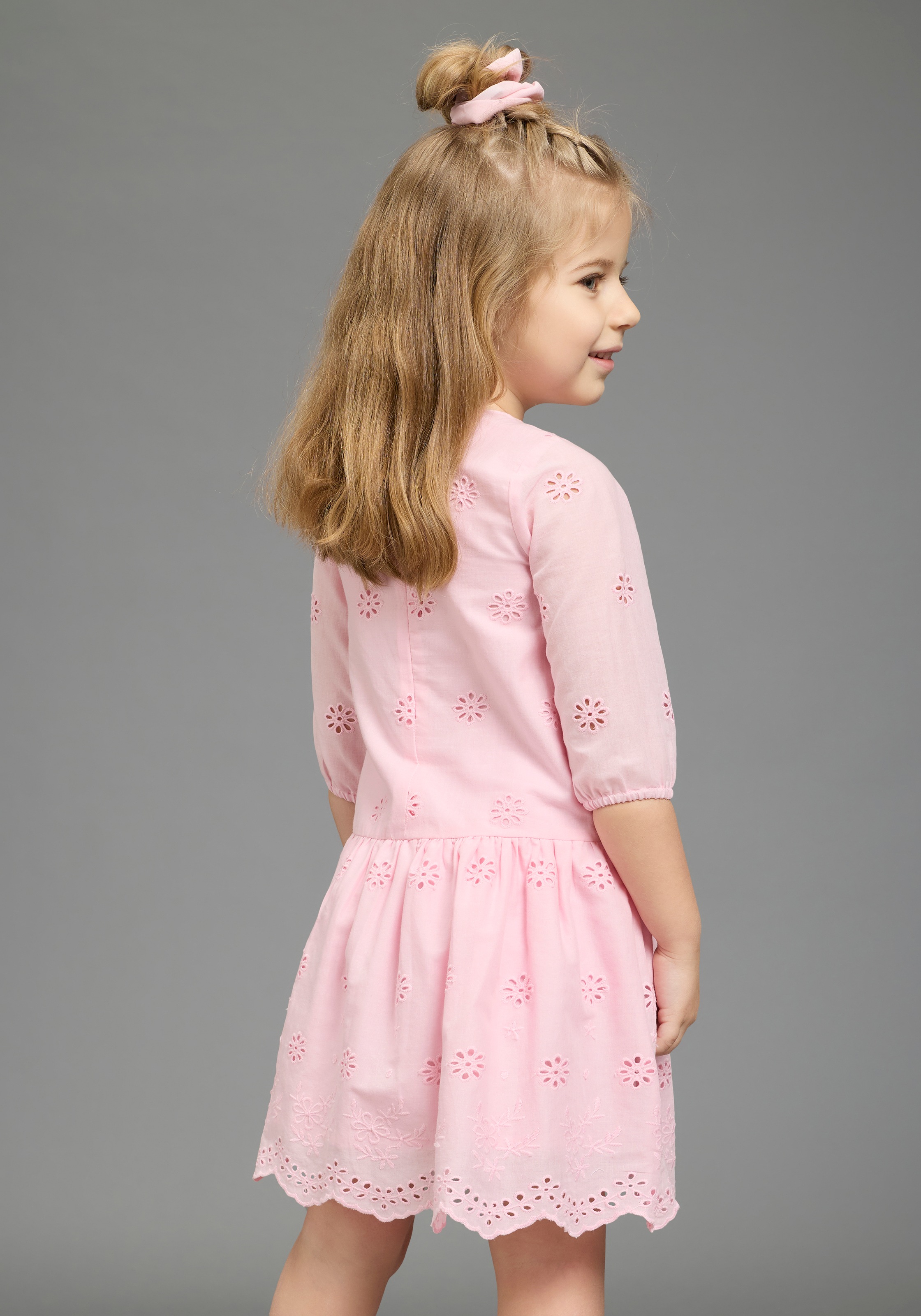 KIDSWORLD Spitzenkleid »Kleid mit Lochstickerei für Mädchen« aus Popeline und Web-Material, mit ausgestellter Passform