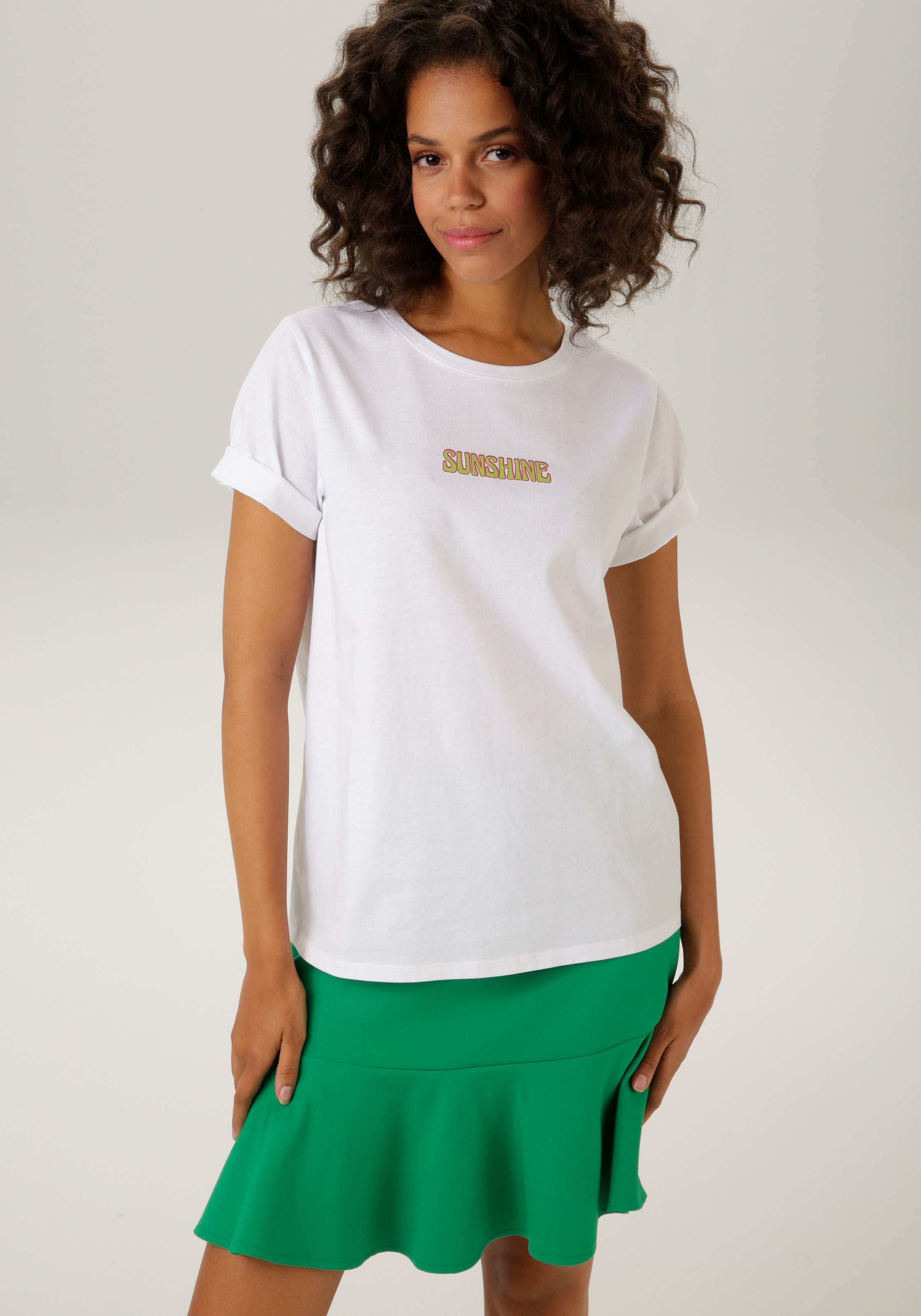 Aniston CASUAL T-Shirt, mit phantasievoll bedrucktem Rücken