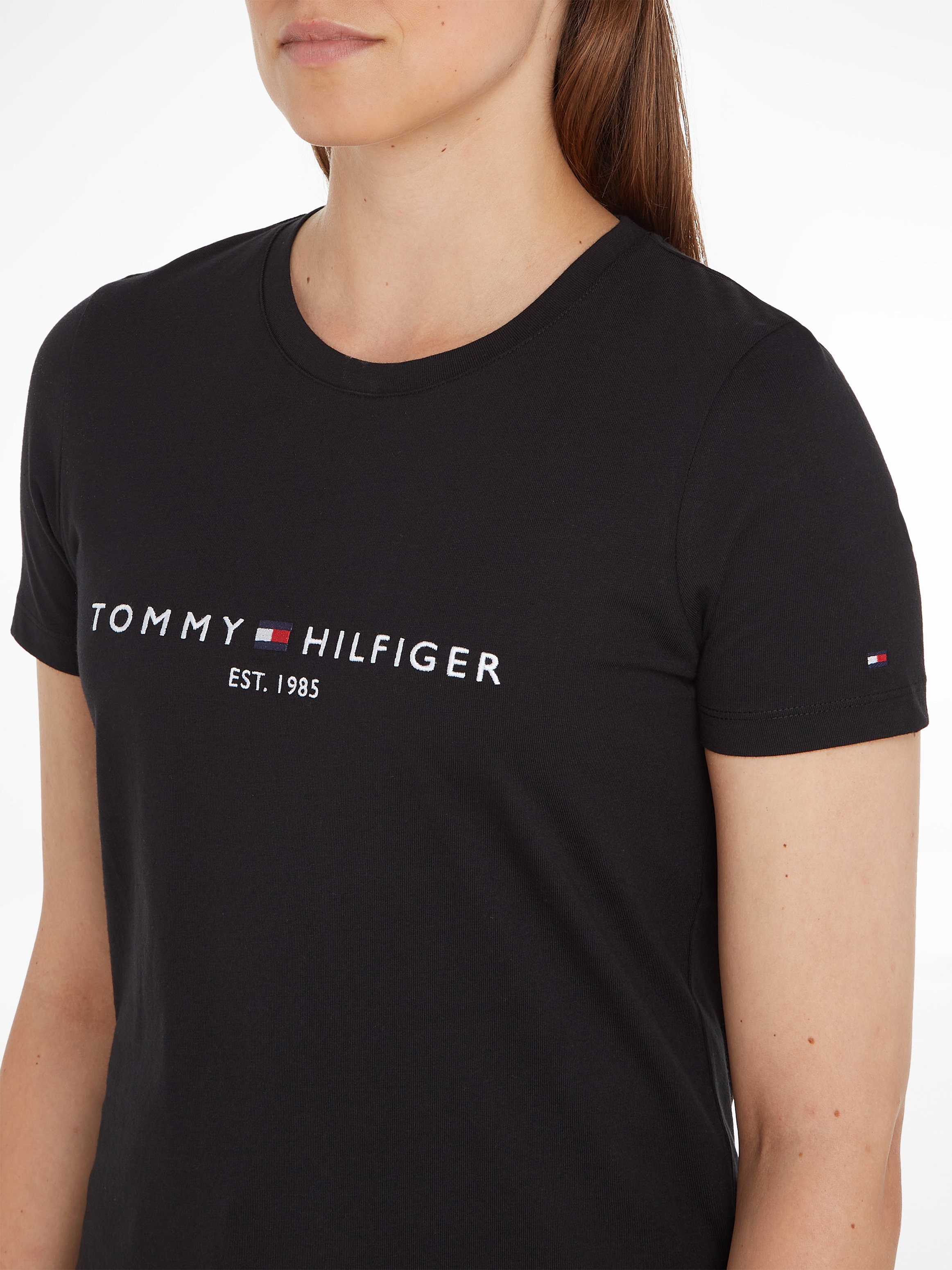 bestellen gesticktem HILFIGER | Linear BAUR online Tommy Rundhalsshirt Hilfiger REG Hilfiger »HERITAGE Logo-Schriftzug TEE«, C-NK Tommy mit
