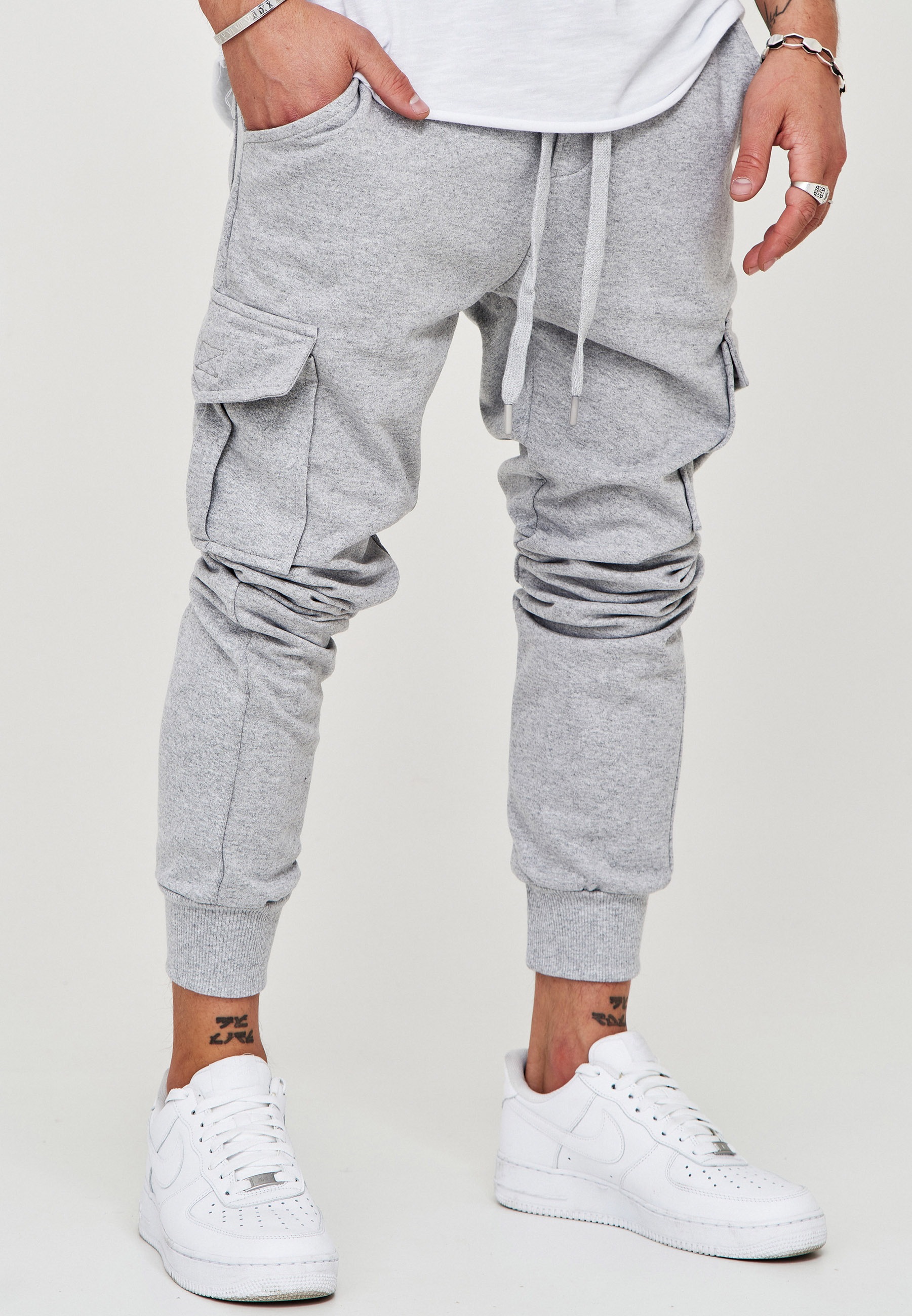behype Trainingshose »MATAY«, mit praktischen Cargotaschen