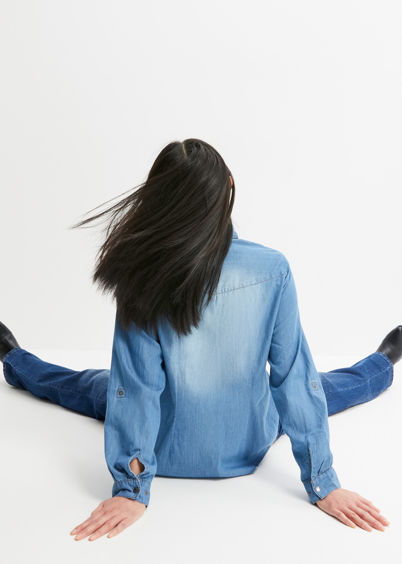 bonprix Jeansbluse »Jeansbluse mit Druckknöpfen, Langarm« mit Druckknöpfen und zwei Brusttaschen, schmal geschnitten