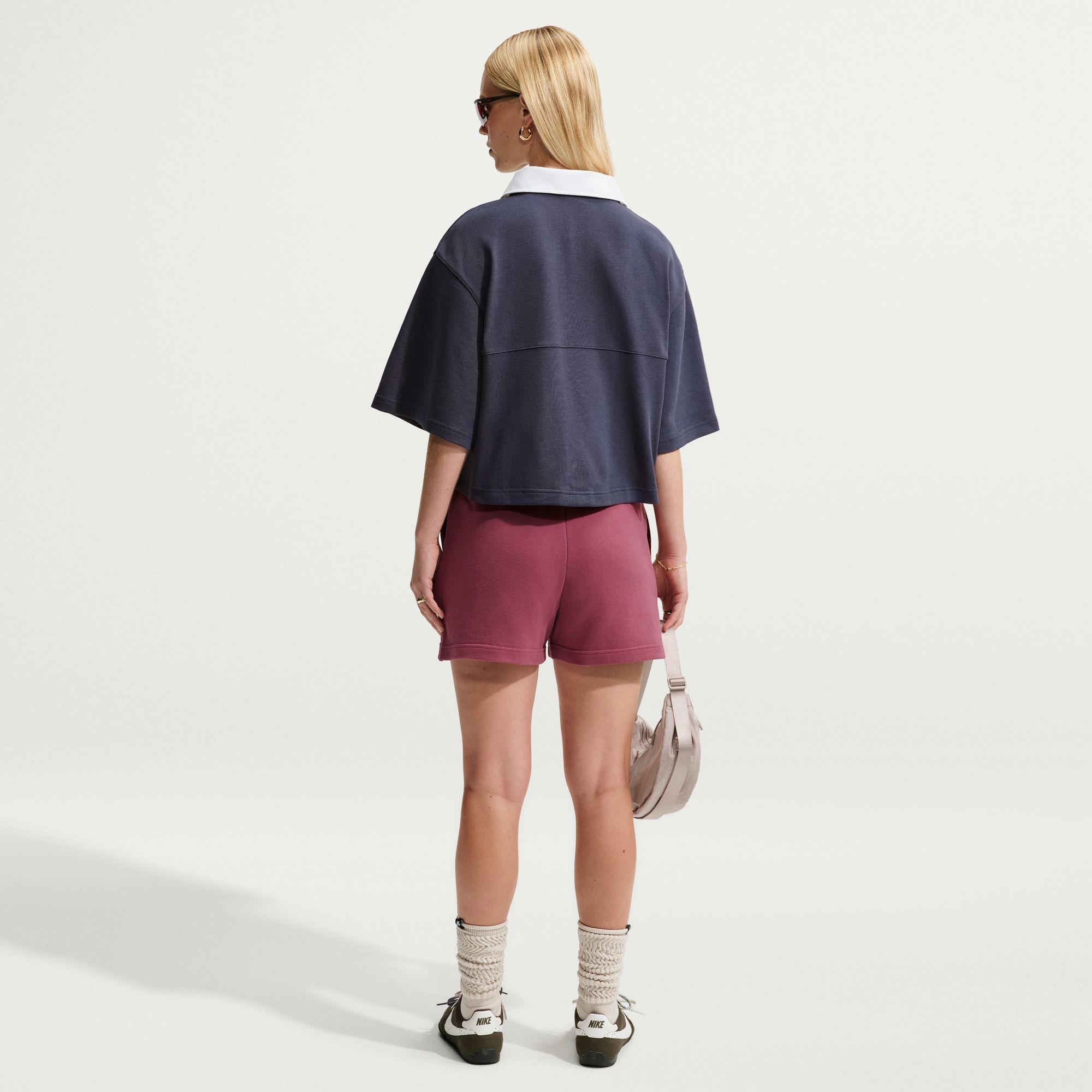 Nike Sportswear Shorts »W NK STDO FLC LW MR STD 4 SHRT«  mit sportlichem Stil, aus Baumwolle und Polyester, lässiger Schnitt