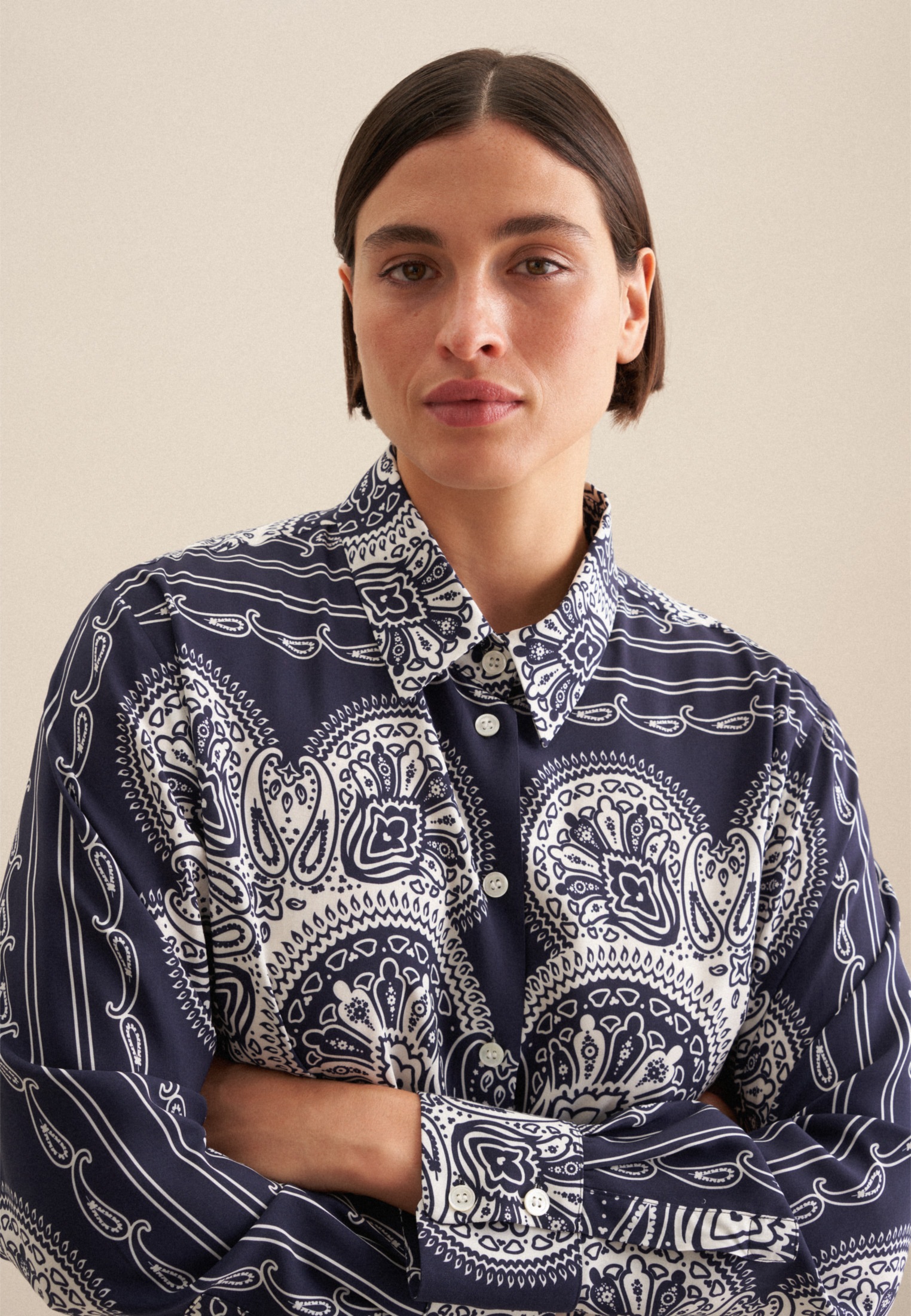 Thumbnail - seidensticker Hemdbluse "Schwarze Rose" Langarm Kragen Tuchprint