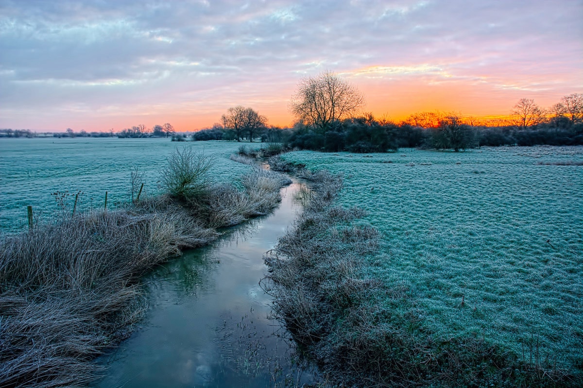 Papermoon Fototapete "Fluss durch Feld"