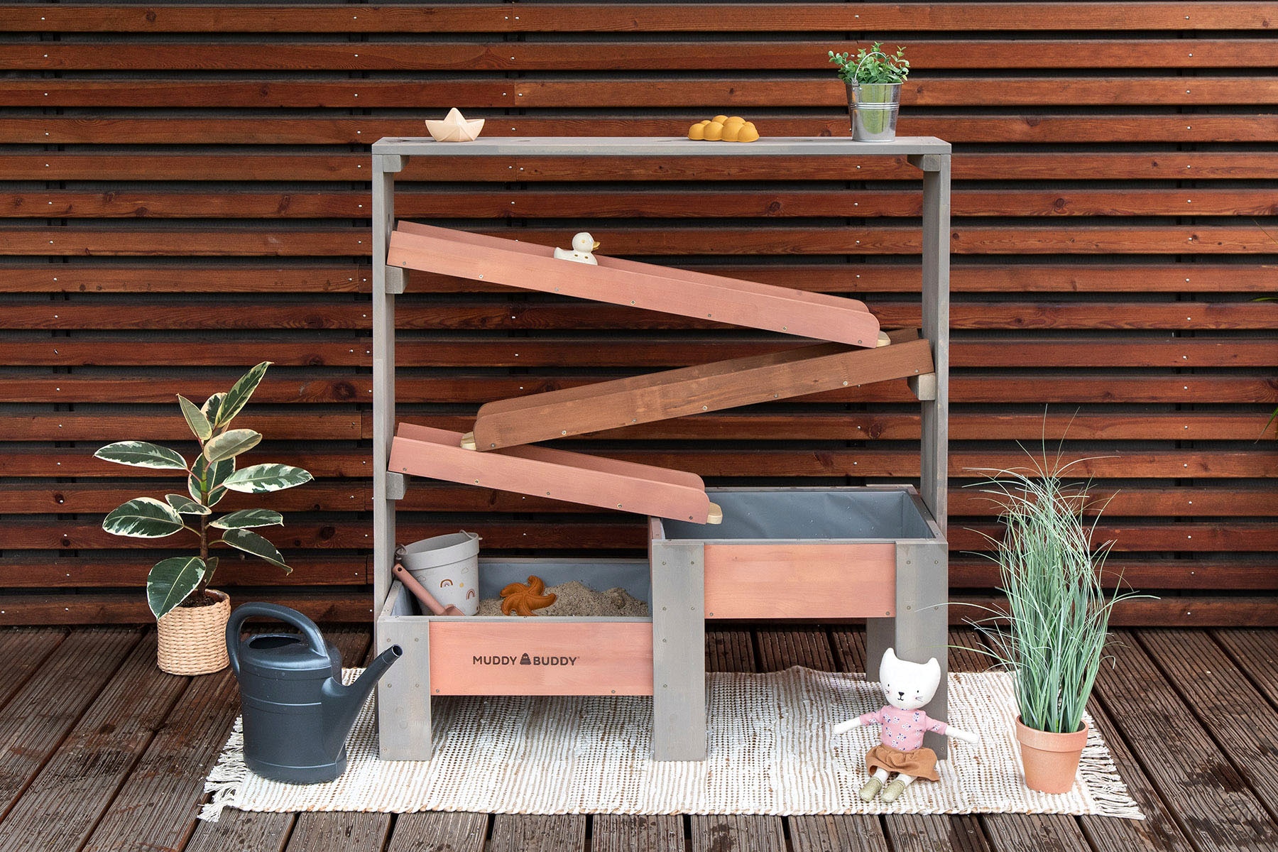 MUDDY BUDDY® Wasserbahn »Aqua Tower«, (stabile Wasserbahn aus massivem Zypressenholz gefertigt), inkl. 2 großer Auffangbecken, warmgrau-puderrosa
