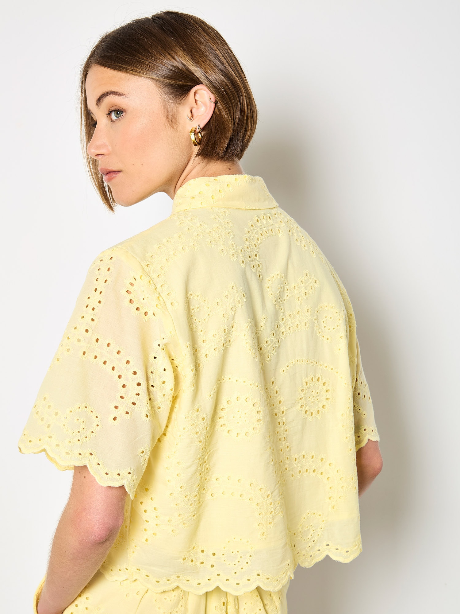 Apricot Klassische Bluse »Kurzes Bluse« mit Wellenkante und Broderie-Verzierung
