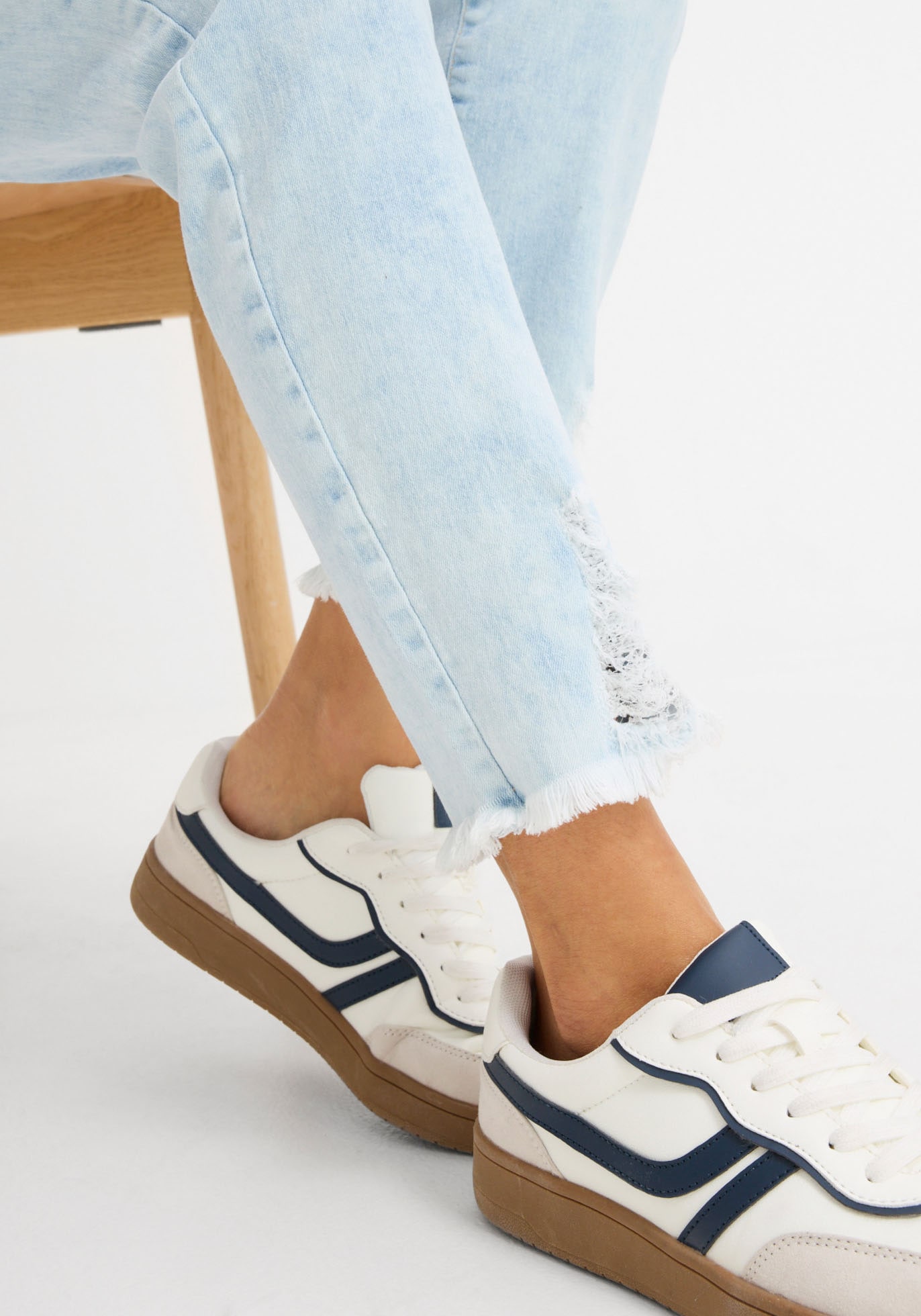 bonprix Mom-Jeans modischer Schnitt, Regular Fit, ausgefranster Saum