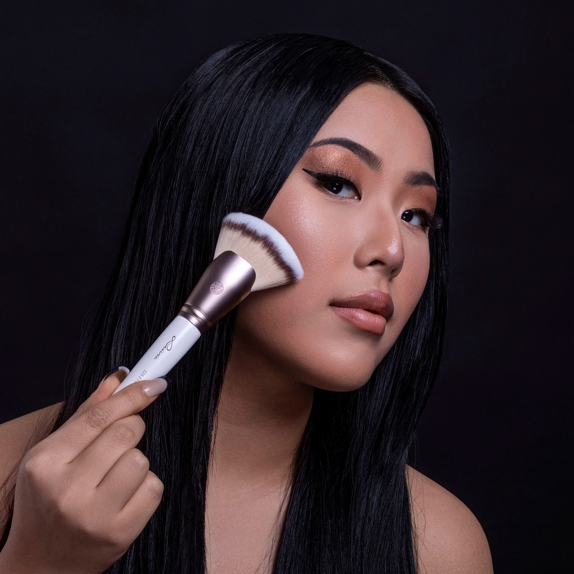 Luvia Cosmetics Konturpinsel »Prime Contour«, Fächer-Form, Bzrau-Pinselhaar, für Cream Contour und Puder.
