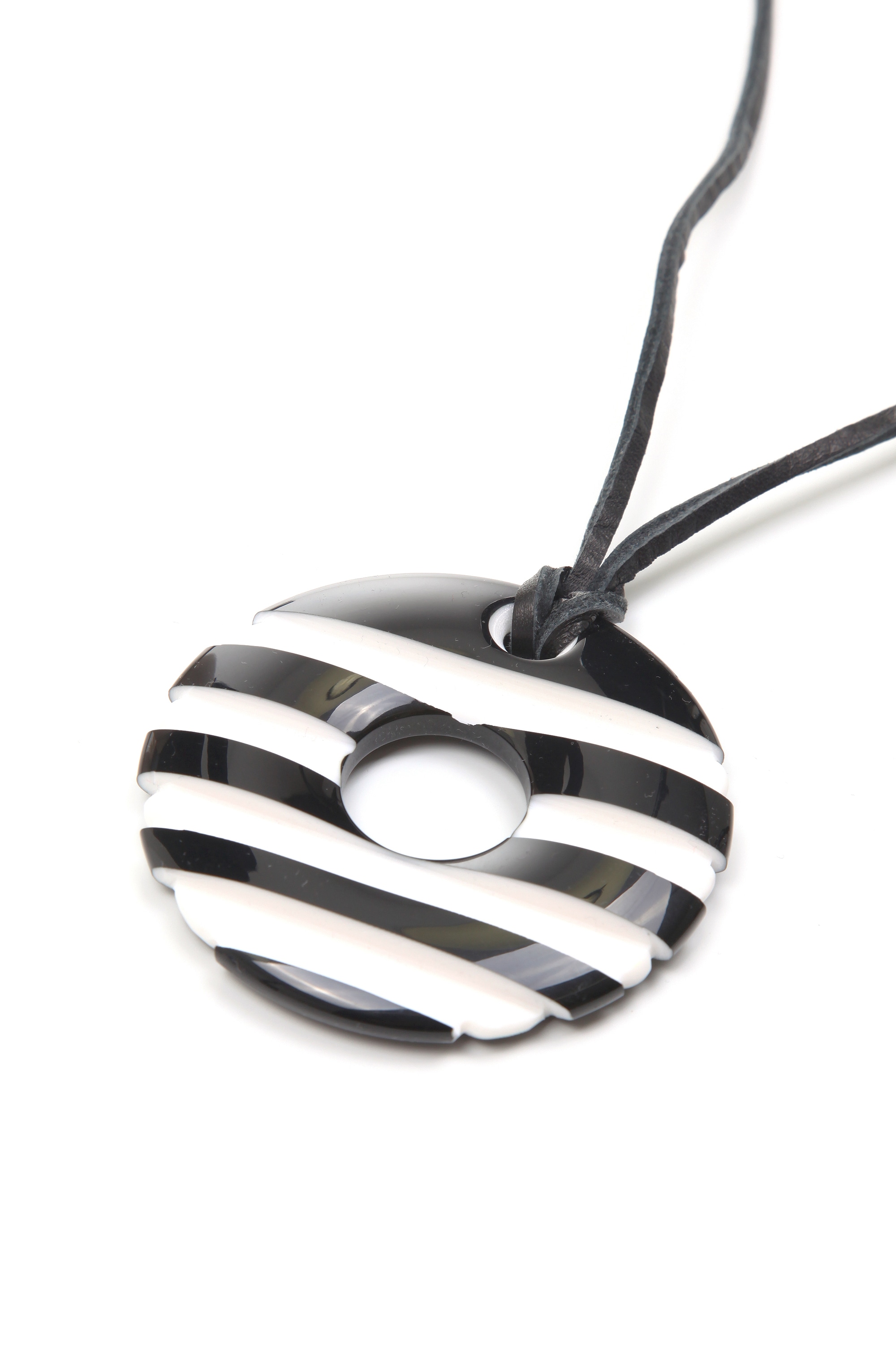 COLLEZIONE ALESSANDRO Lange Kette »Meret«, mit rundem maritinem Anhänger und Rindslederband