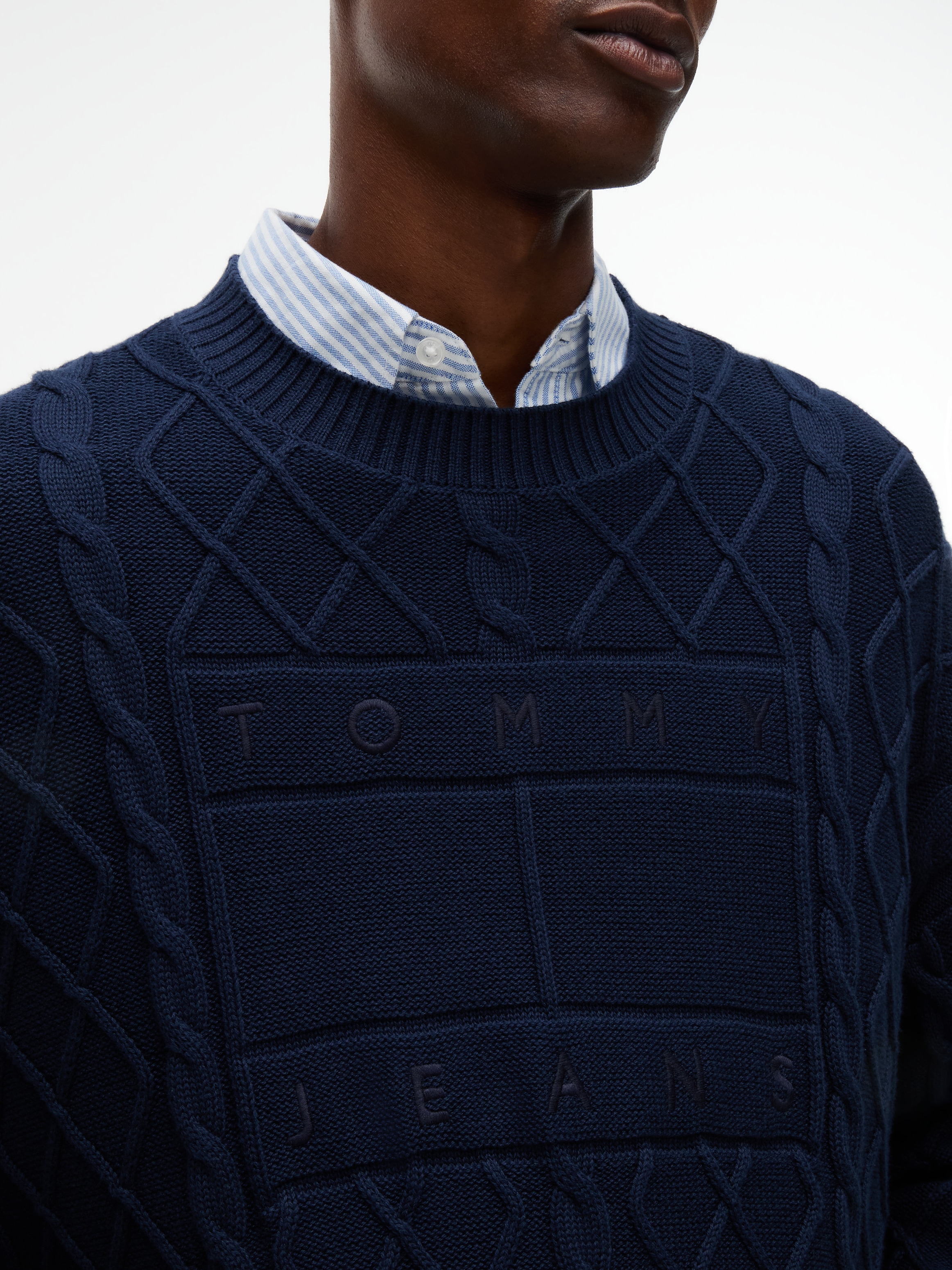 Tommy Jeans Rundhalspullover »TJM RELAXED FLAG CABLE SWEATER« mit Rauten- und Zopfmuster