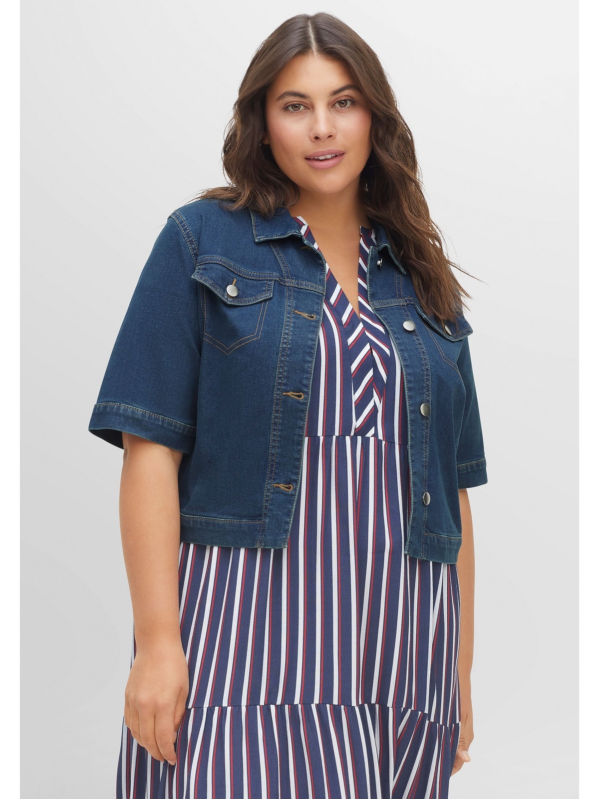 sheego -  Jeansjacke "Jeansjacke", in kurzer Form als lässiger Kombipartner