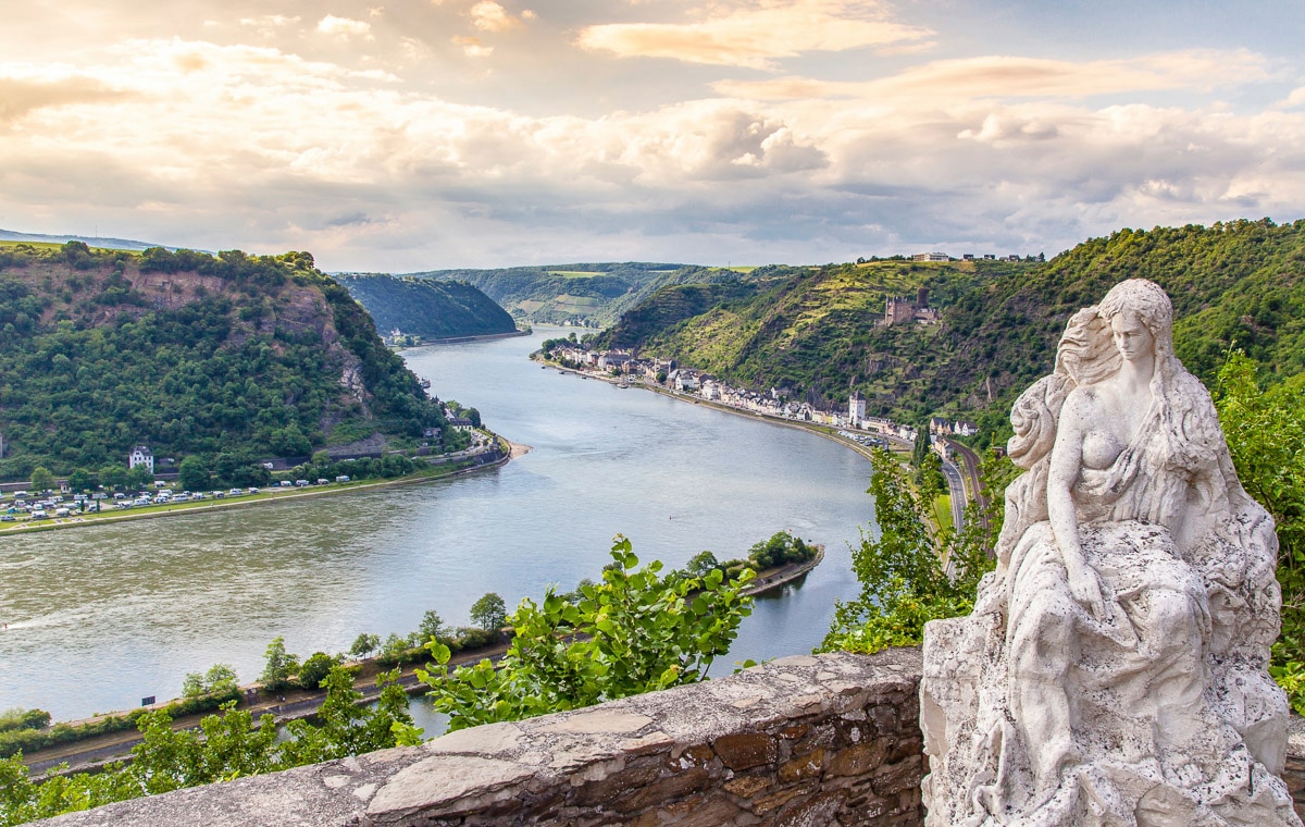 Papermoon "Statue am Fluss"