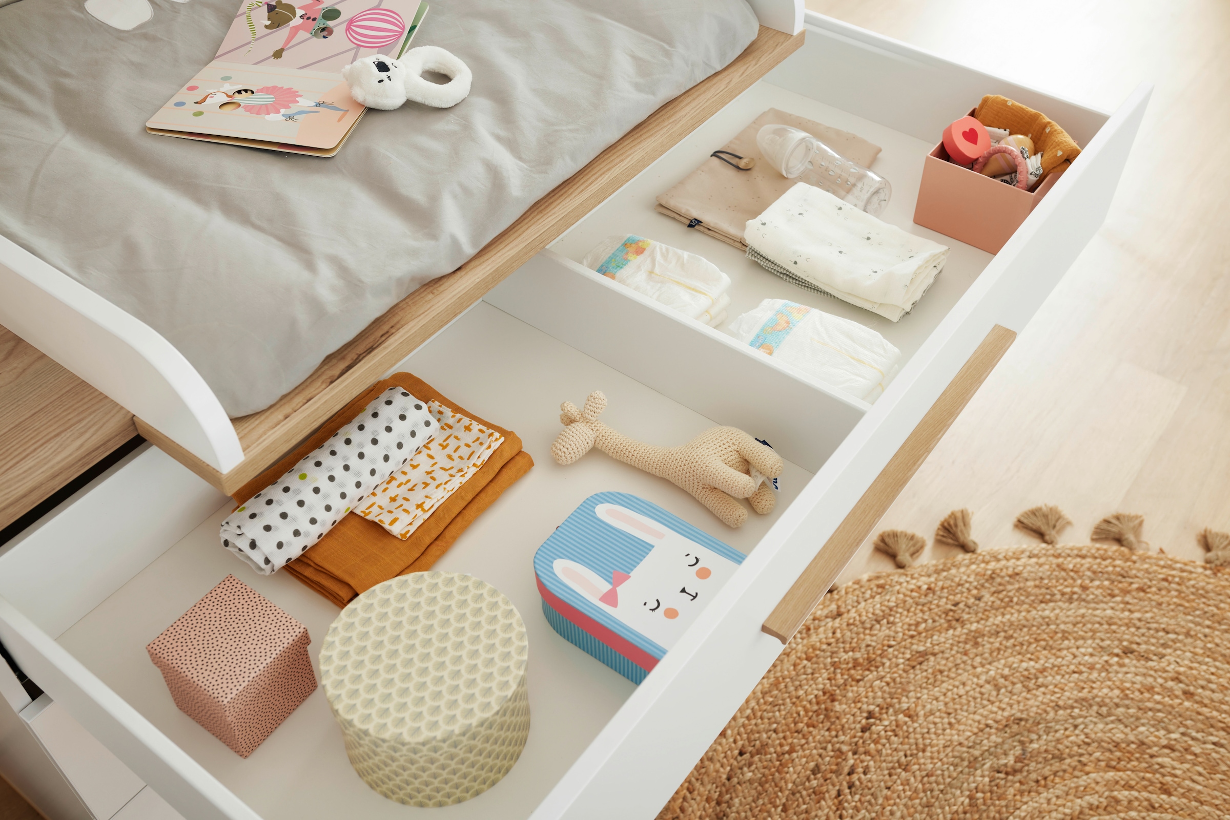 PAIDI Babymöbel-Set »YOLANDA, 4-teiliges Babyzimmer in Weiß, hochwertiges Komplettset« Spar-Set, 70x140cm Babybett, Kleiderschrank 3-türig, Wickelkommode & Aufsatz, 4 tlg. Kinderzimmer, Soft-Close-Funktion, mitwachsendes Bett inkl. Lattenrost