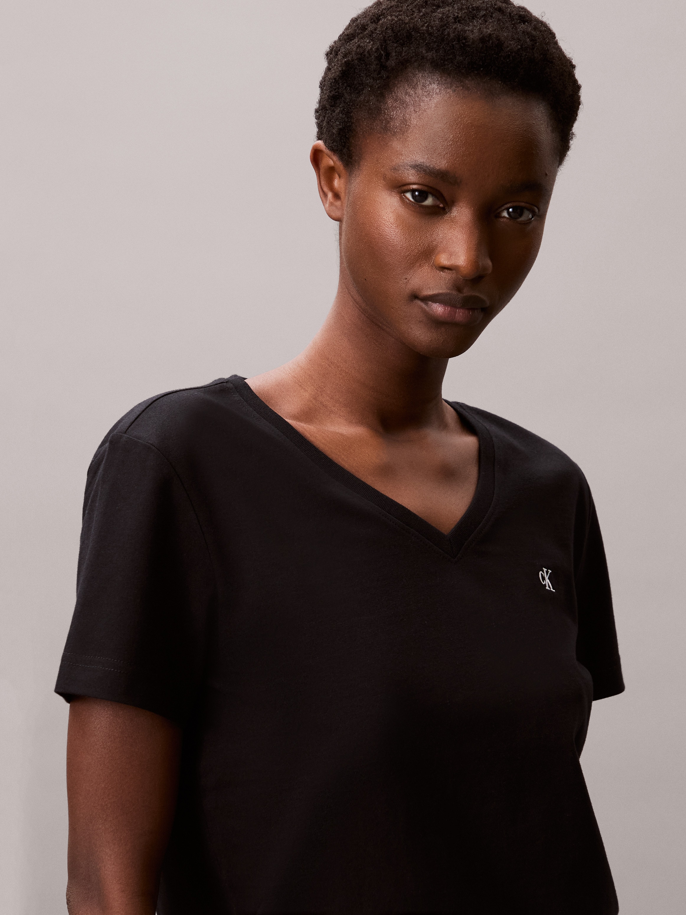 Calvin Klein Jeans T-Shirt »Archive Jersey Vnk Tee EU«, Mit V-Ausschnitt