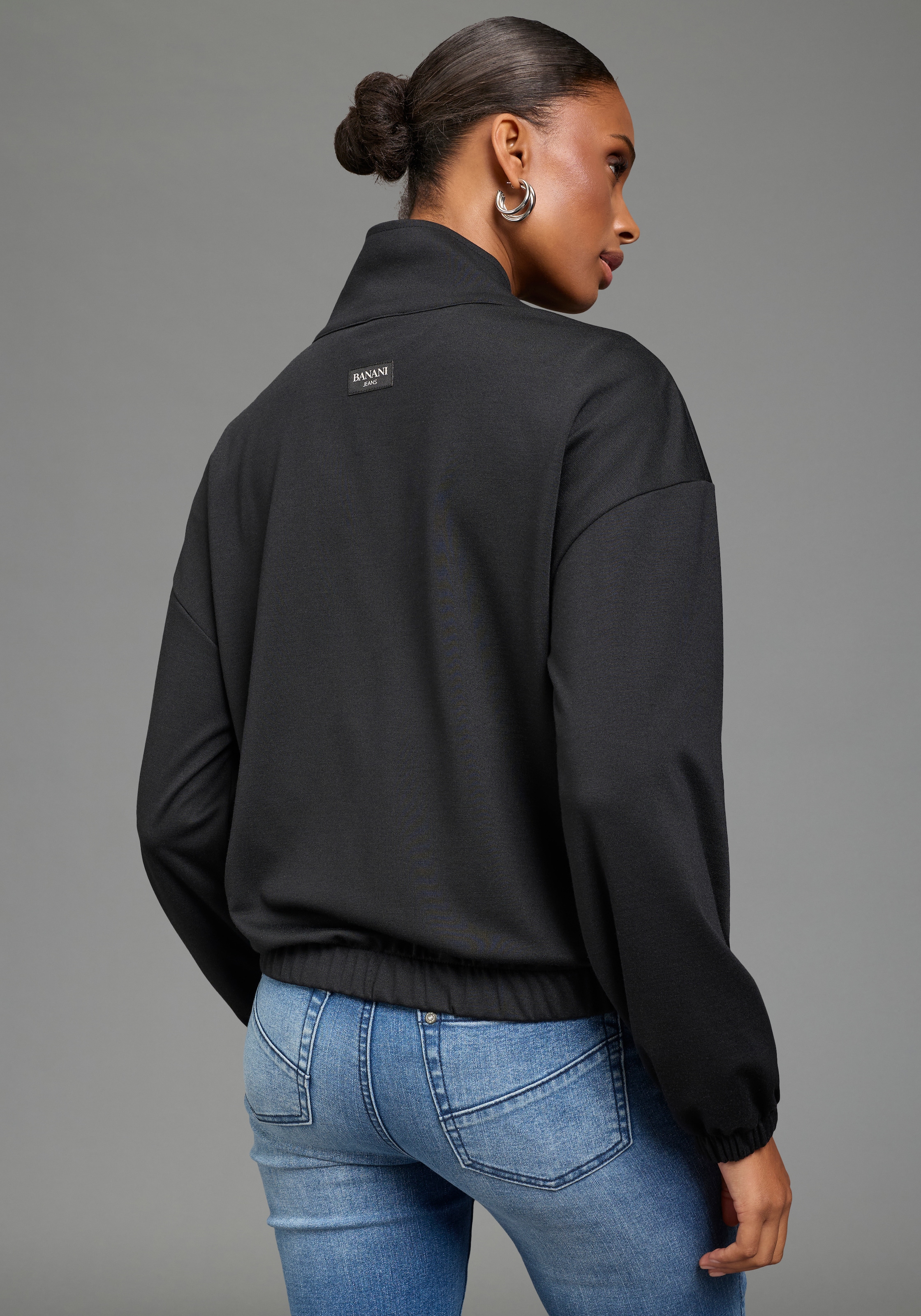 Bruno Banani Sweatjacke »in modischer Blouson-Form« und eleganten Knöpfen, hüftlange Schnittform, mit Stehkragen