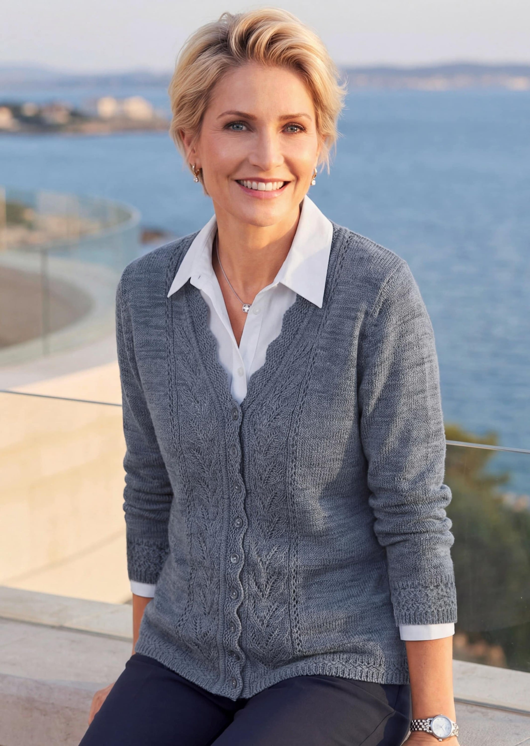 GOLDNER Strickjacke »Kurzgröße Strickcardigan mit Ajourmuster« transparente Ton in Ton Kugelknöpfe