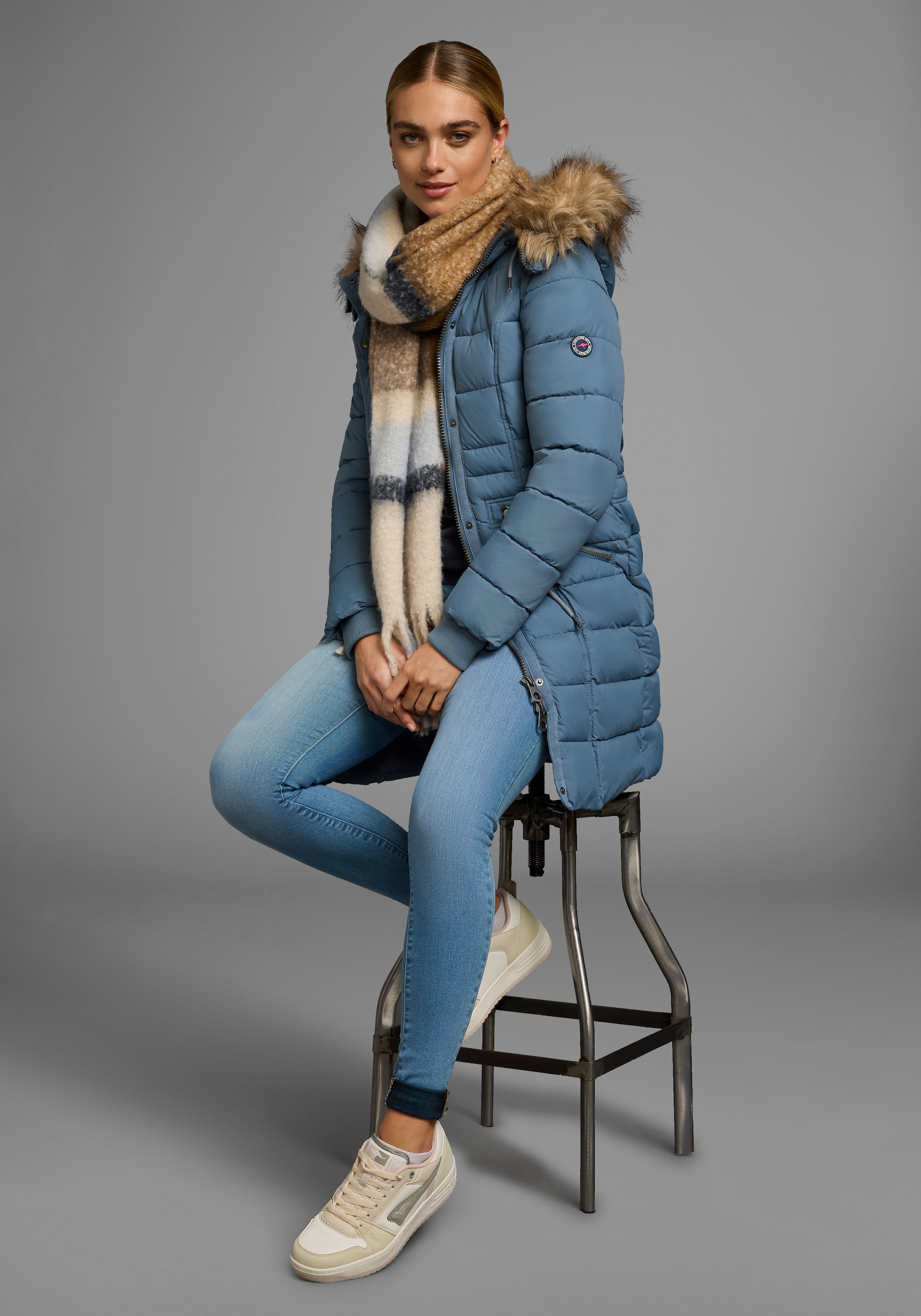 KangaROOS Steppjacke, mit Kapuze, figurbetonter Schnitt, mit Reißverschlusstaschen