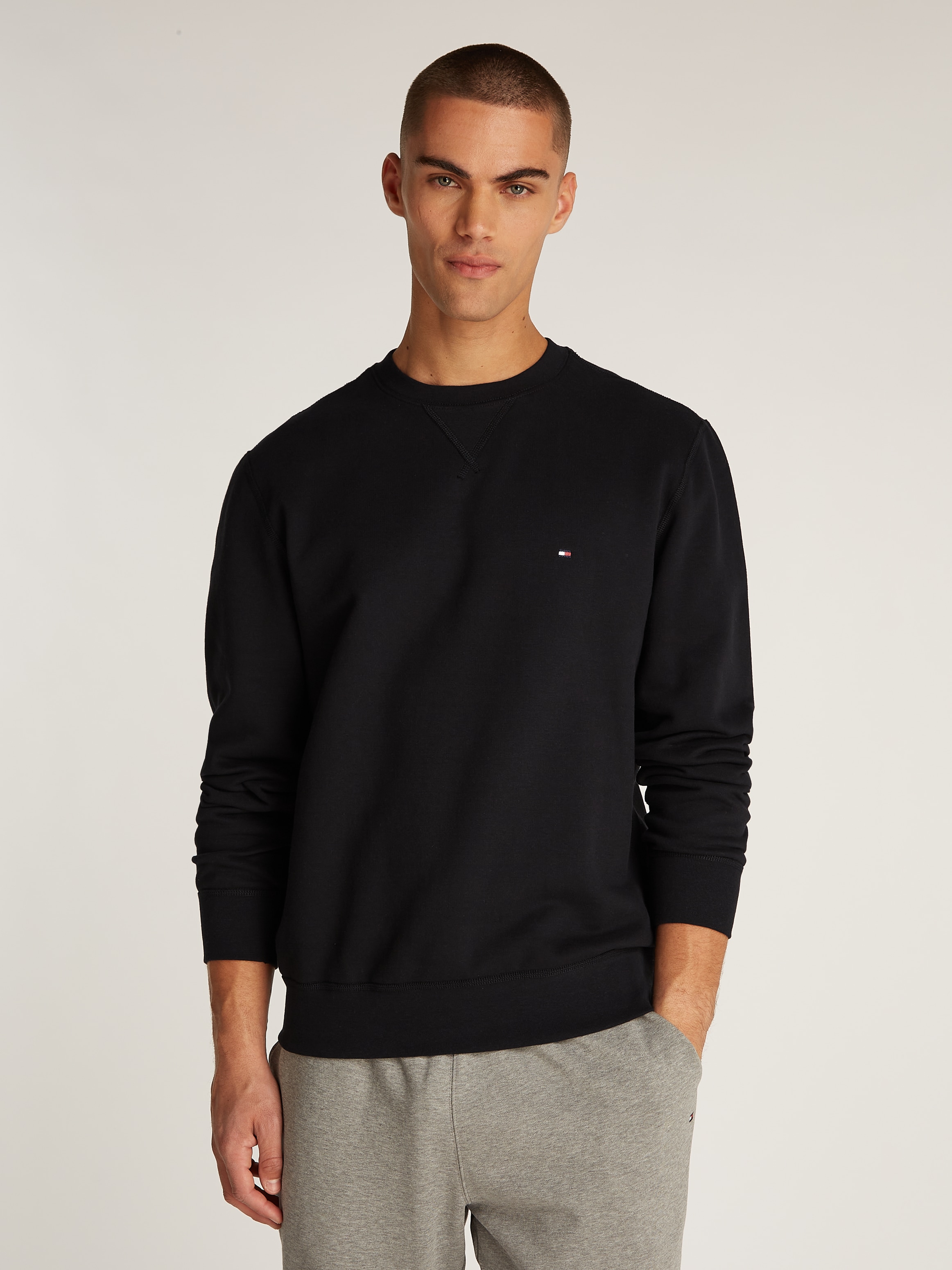 Sweatshirt »ESSENTIAL FLEECE CREWNECK«, mit Tommy Hilfiger Logostickerei