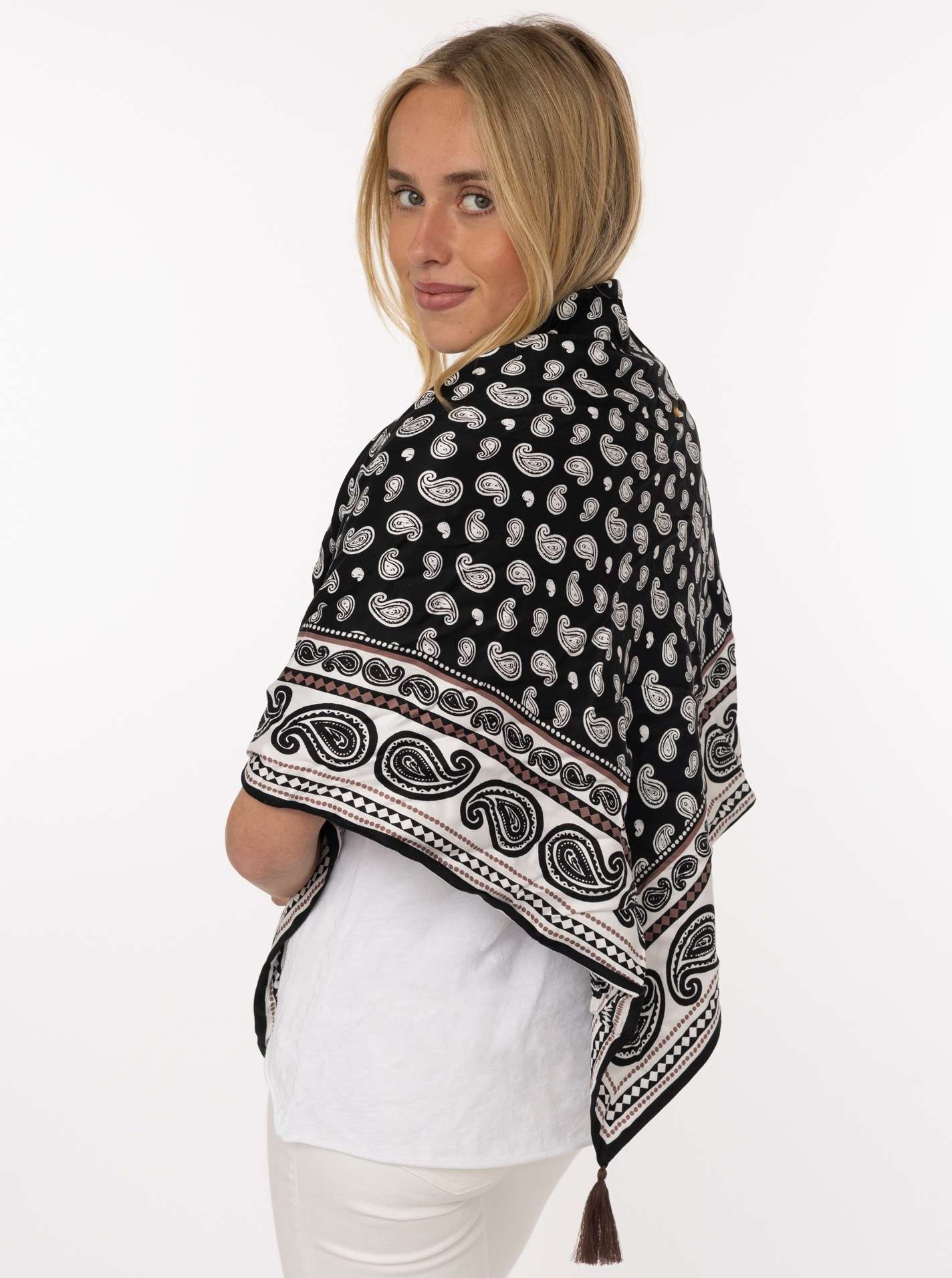 Zwillingsherz Dreieckstuch ""Geometric Paisley"" geometrisches Muster mit Paisley, Tasseln, glänzende Oberfläche