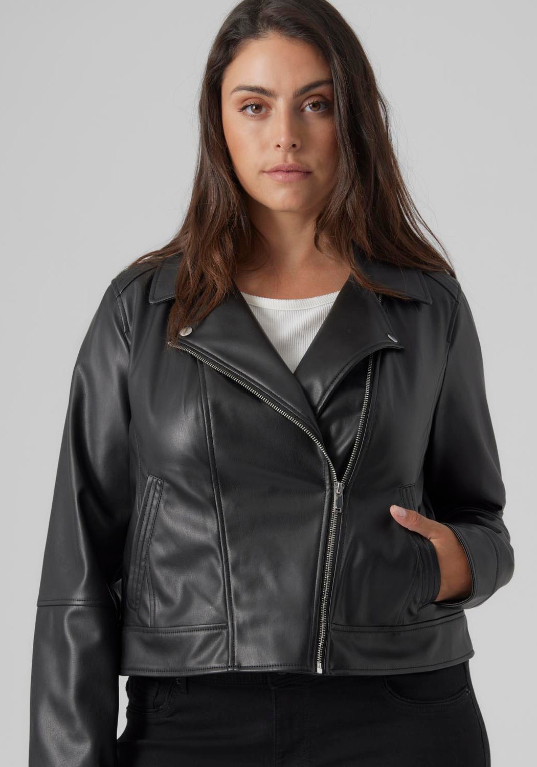 Vero Moda Curve Lederimitatjacke »VMCBELLAANNA SHORT COATED JKT CUR NOOS«, mit Bikerdetails