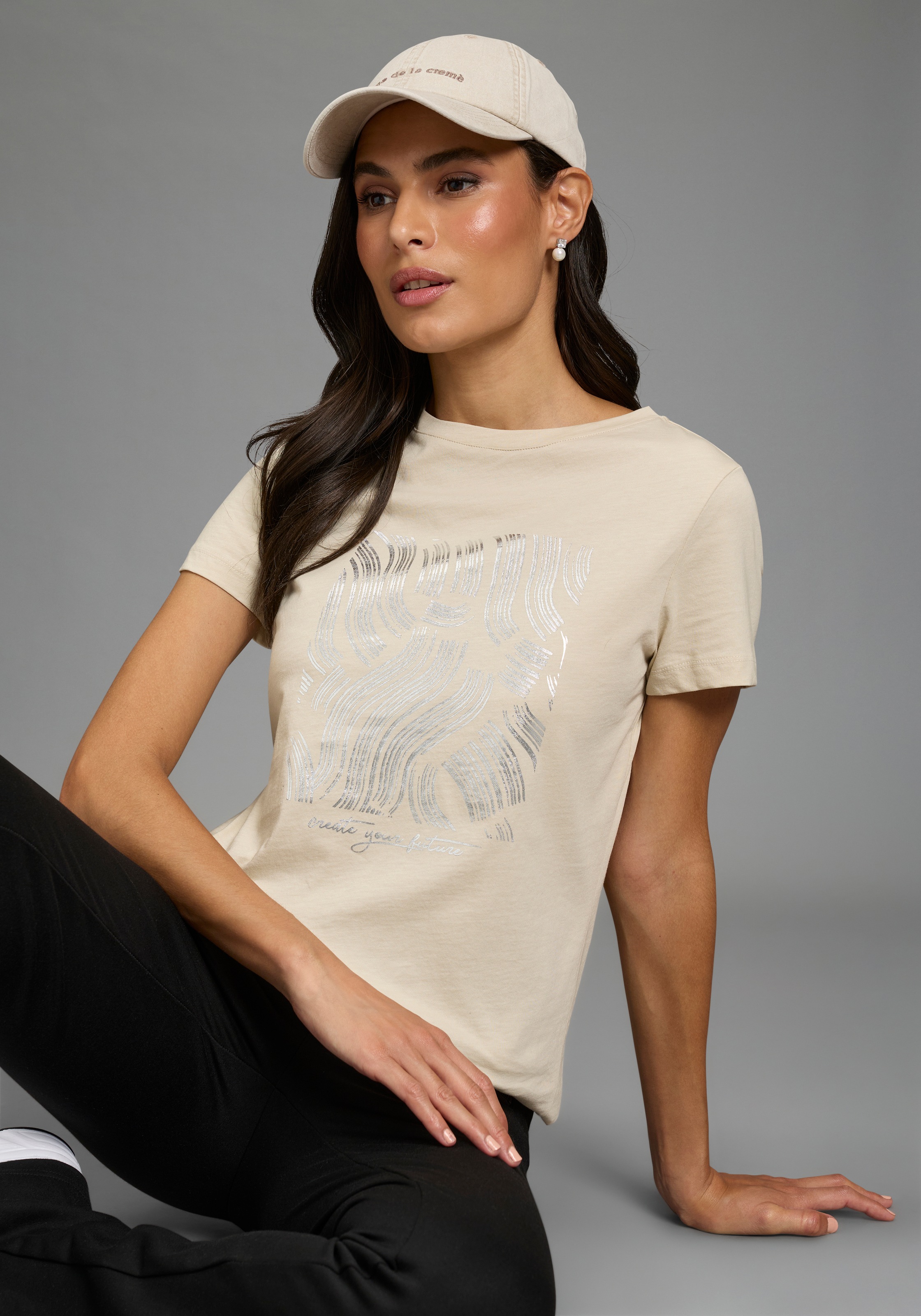 Thumbnail - Laura Scott T-Shirt mit schimmerndem Folienprint, hüftlange Basic-Passform